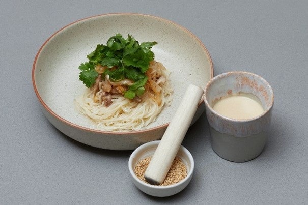 小豆島そうめんを使った香味野菜と豚肉の和え麺　白ねりごま豆乳スープ添え　1,200円