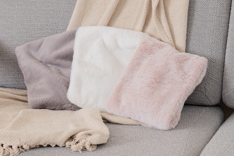 カラー展開（左からグレー・ホワイト・ピンク）