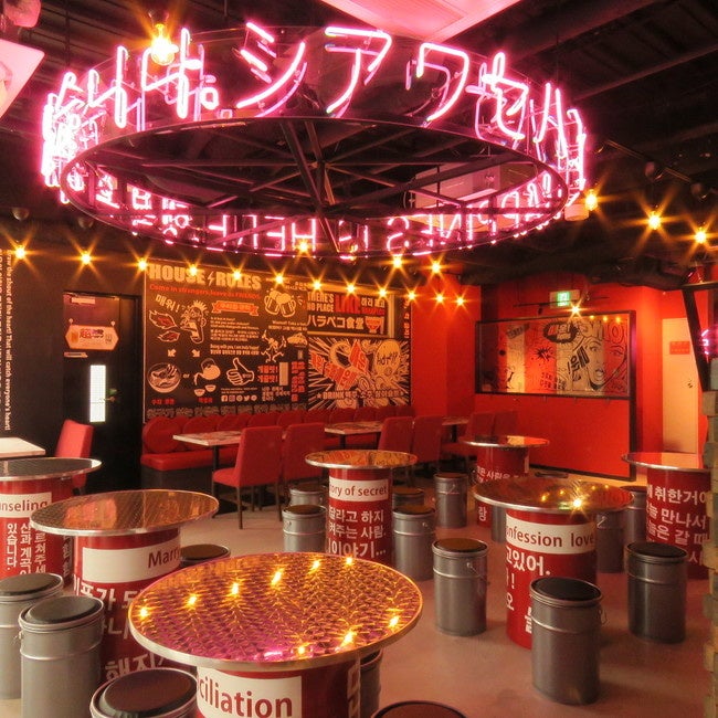 韓国で人気のドラム缶の席やネオンサインで映え空間！
