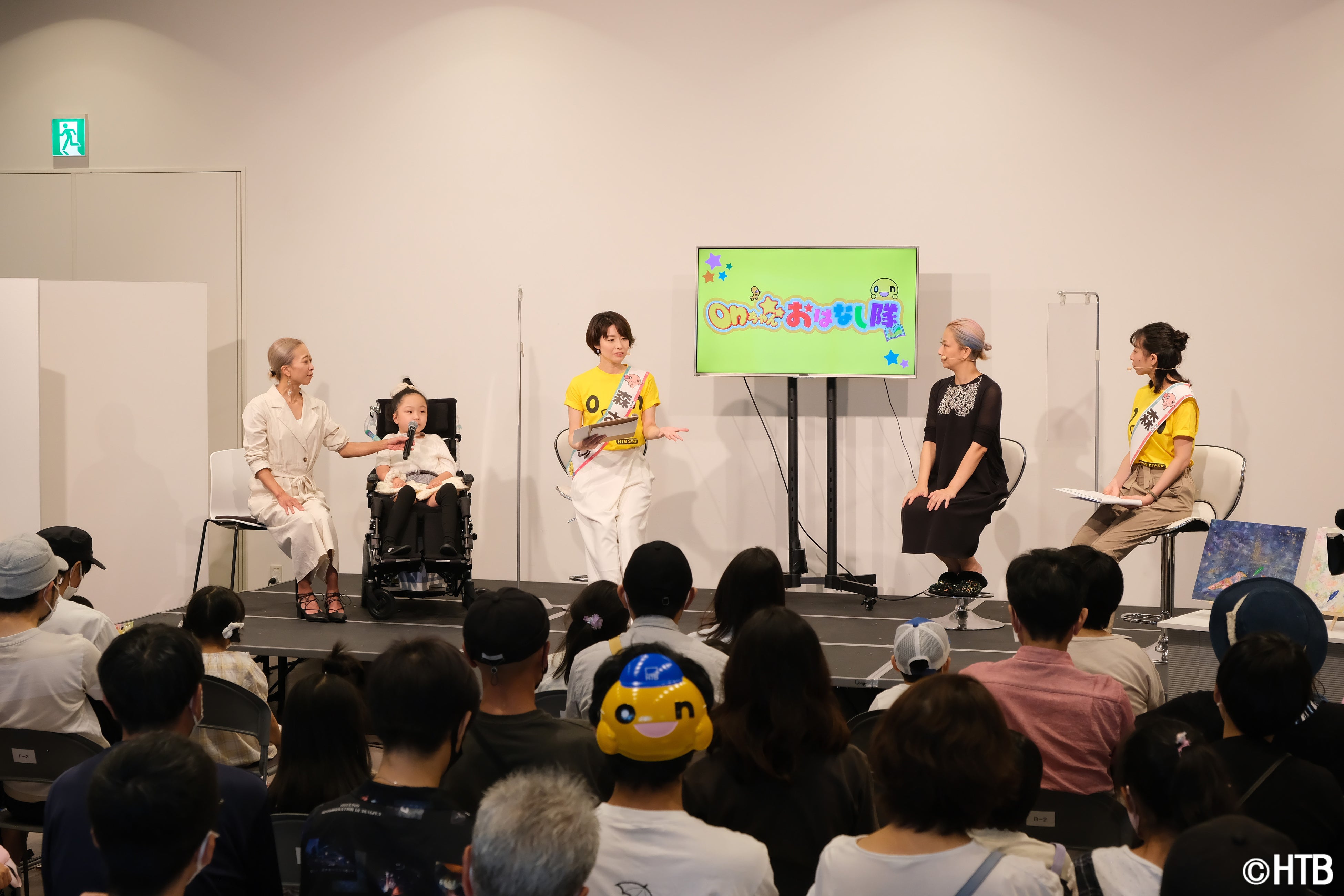 釧路出身のアーティストSatolyさんと、「イチオシ!!」で追い続けている旭川在住の渡邊葉月ちゃんを招いた、「onちゃんおはなし隊」特別回の様子(C)HTB