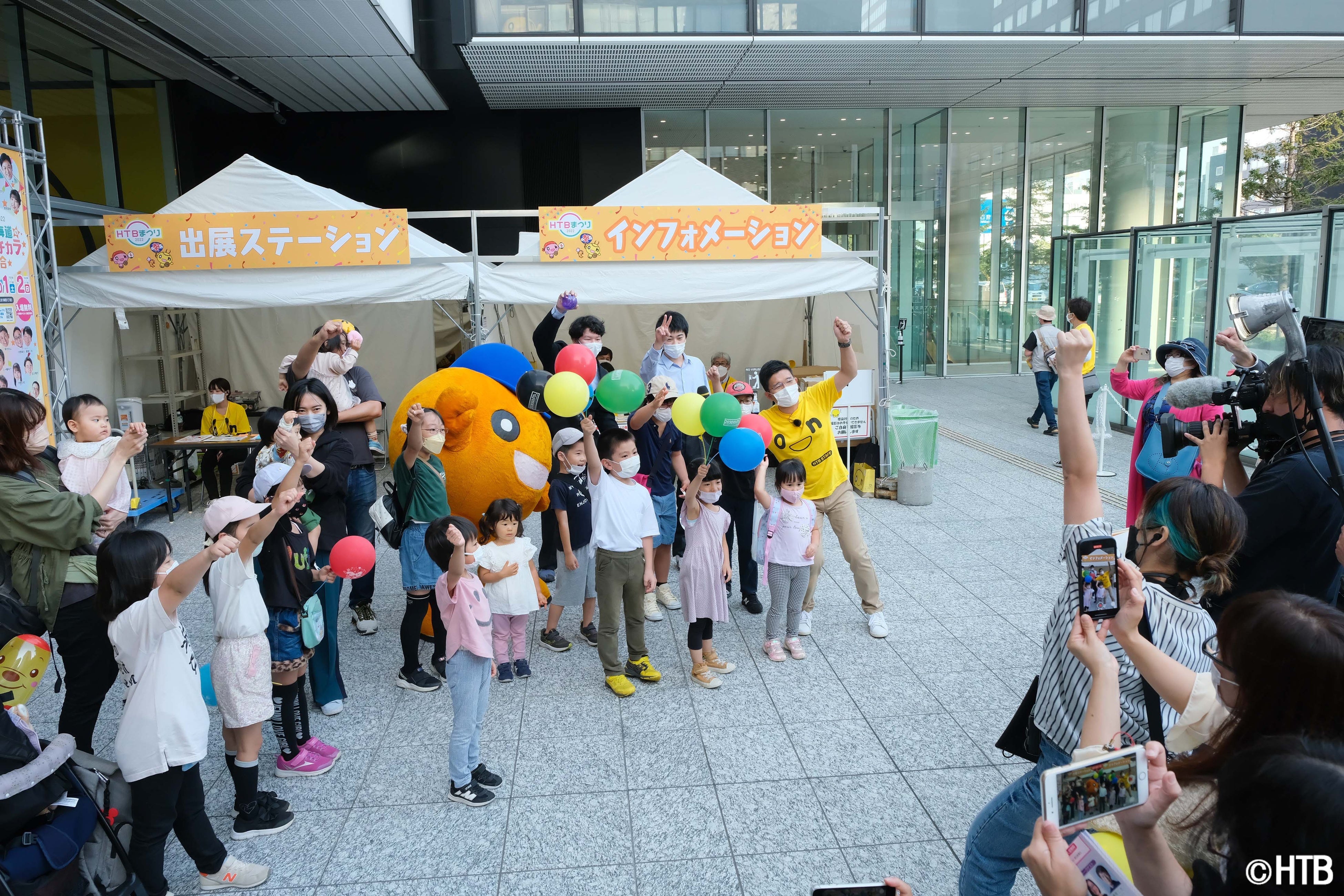 10月1日(土)の特別番組では、依田英将アナウンサーが来場者のみなさんとともに会場の様子を熱くお伝えしました。(C)HTB