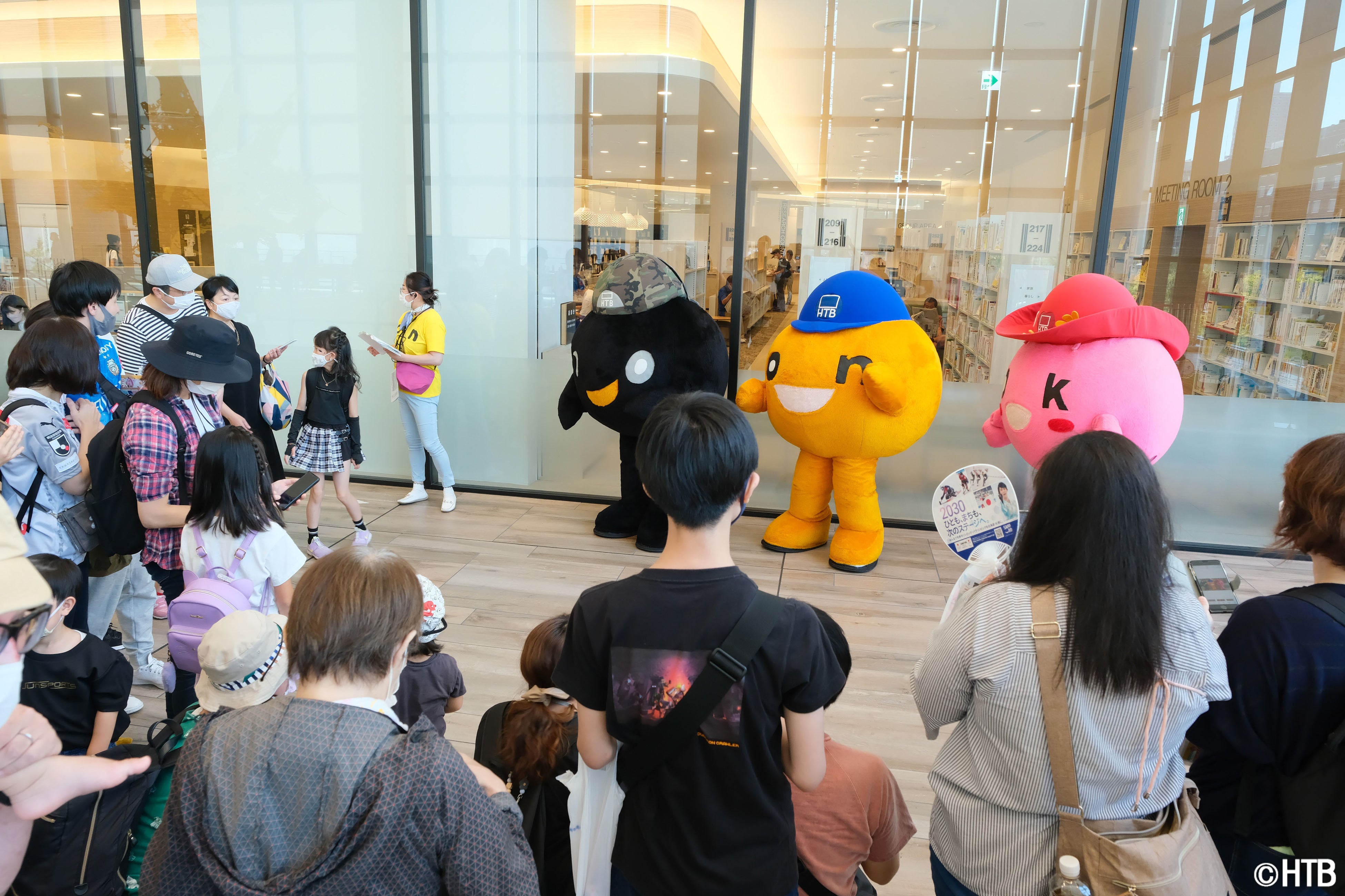 会場にはonちゃんズもご挨拶に。感染対策を取りながらの撮影会にもたくさんの来場者の方がお集まりくださいました。(C)HTB