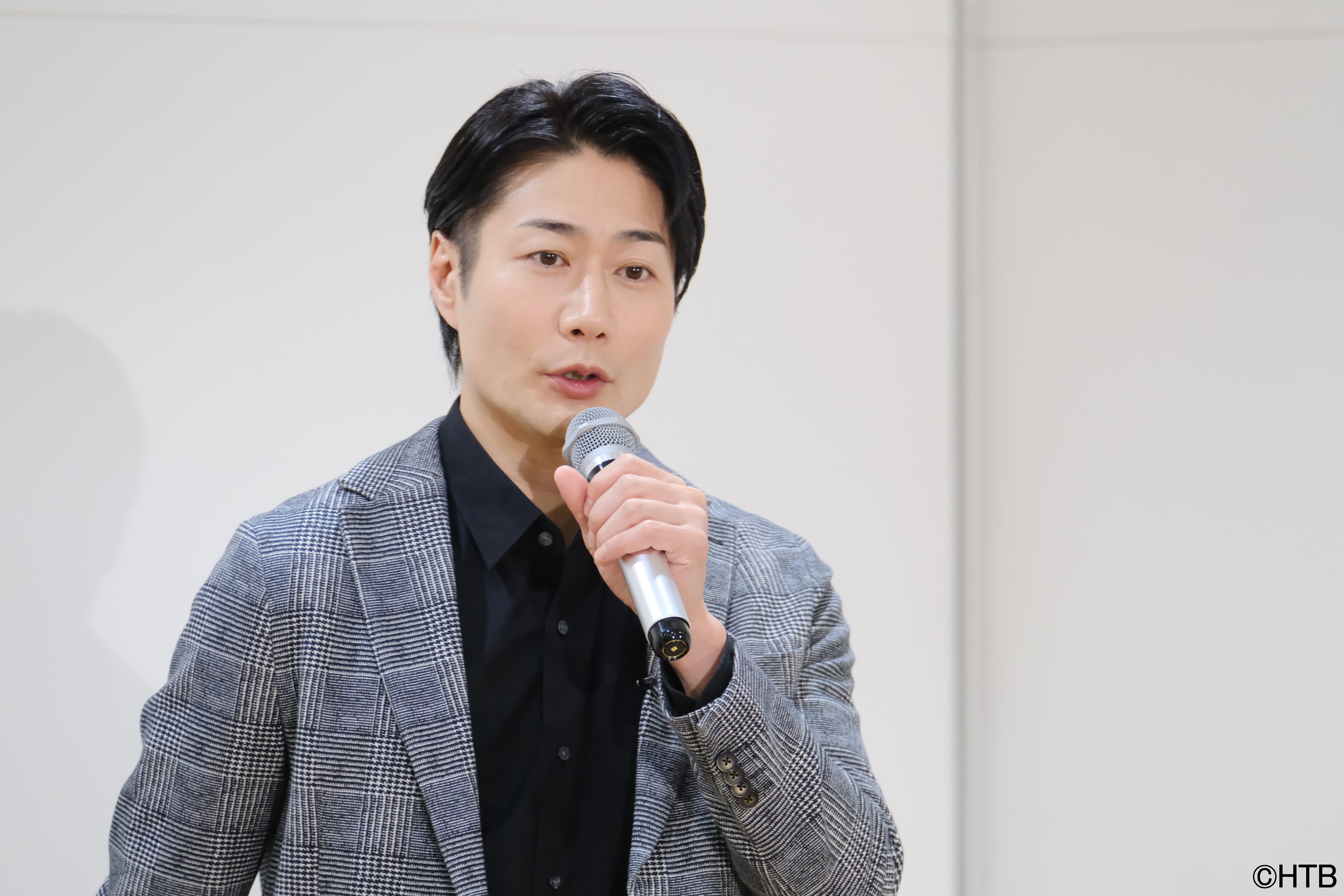 黒川晃役＝戸次重幸(C)HTB