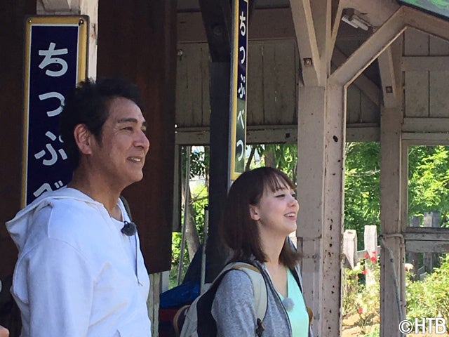 2019年放送「鉄道で行こう！留萌線の旅」より　宇梶剛士、土屋アナウンサー(C)HTB