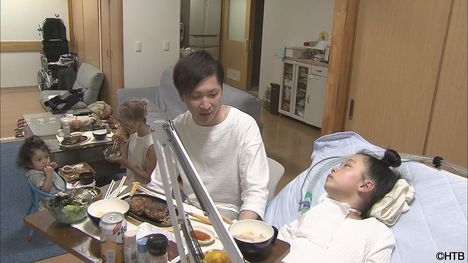 夕食は家族4人で(C)HTB