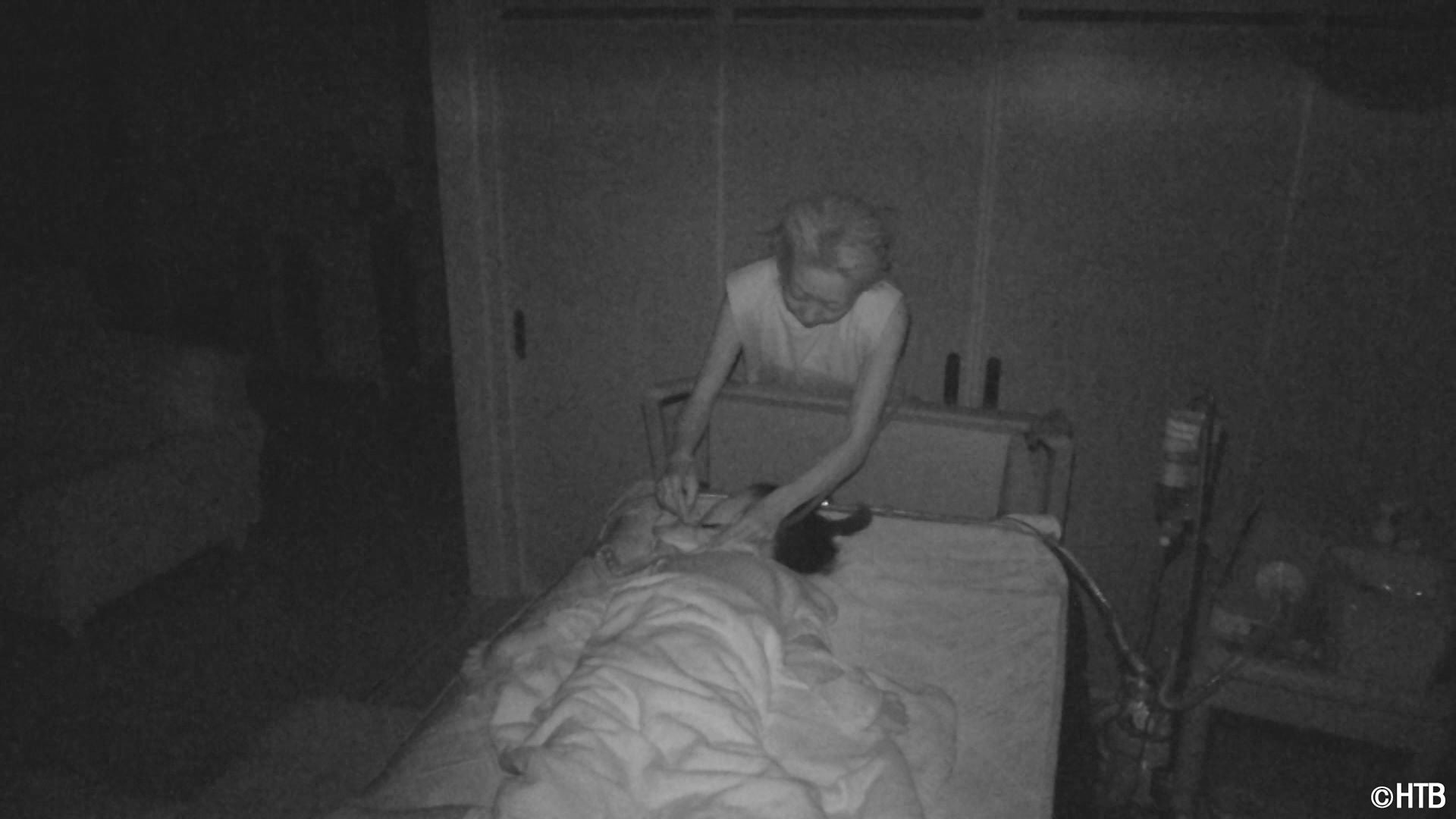 夜中にたん吸引をする母(C)HTB