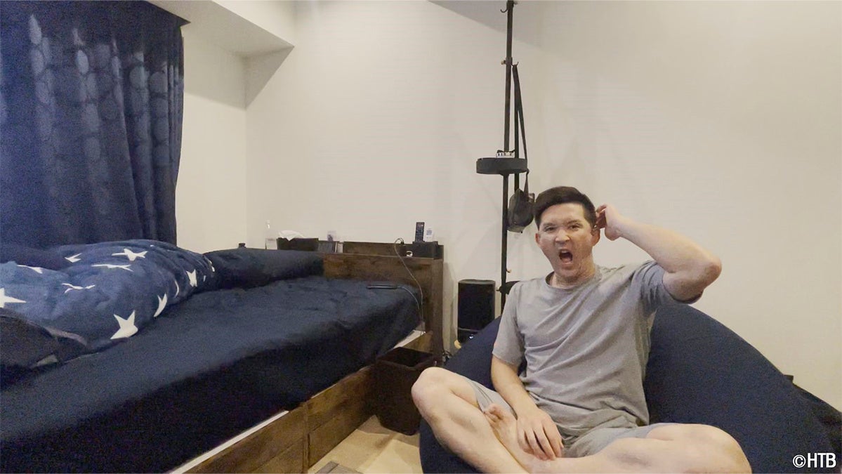 自宅での密着取材(C)HTB