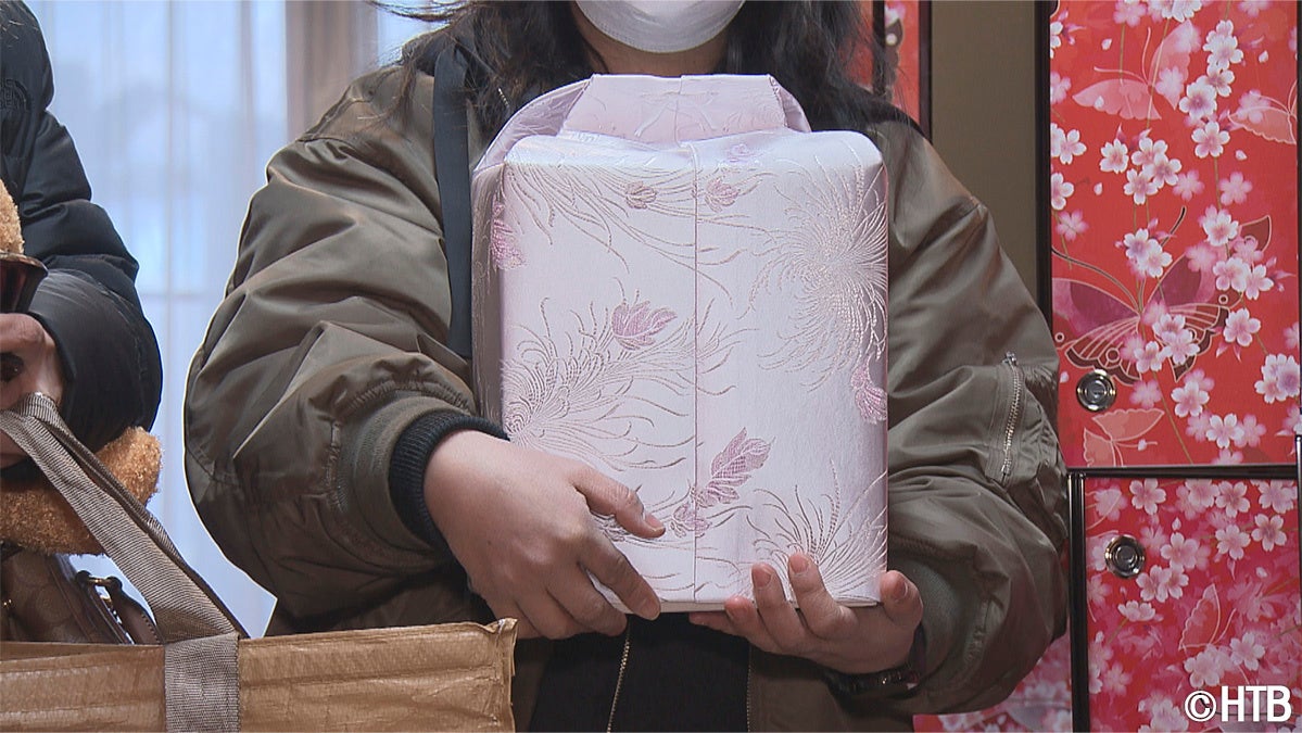 納めていた遺骨を引き取ることになった利用者(C)HTB