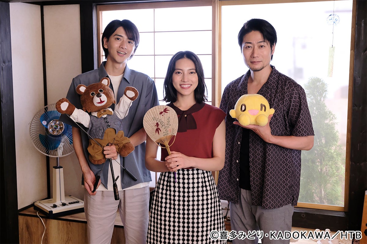 「くま弁」のセットで撮影・左から大上祐輔(ユウ)役・飯島寛騎、主人公の小鹿千春役・久保田紗友、常連客の黒川晃役・戸次重幸(C)喜多みどり・KADOKAWA／HTB