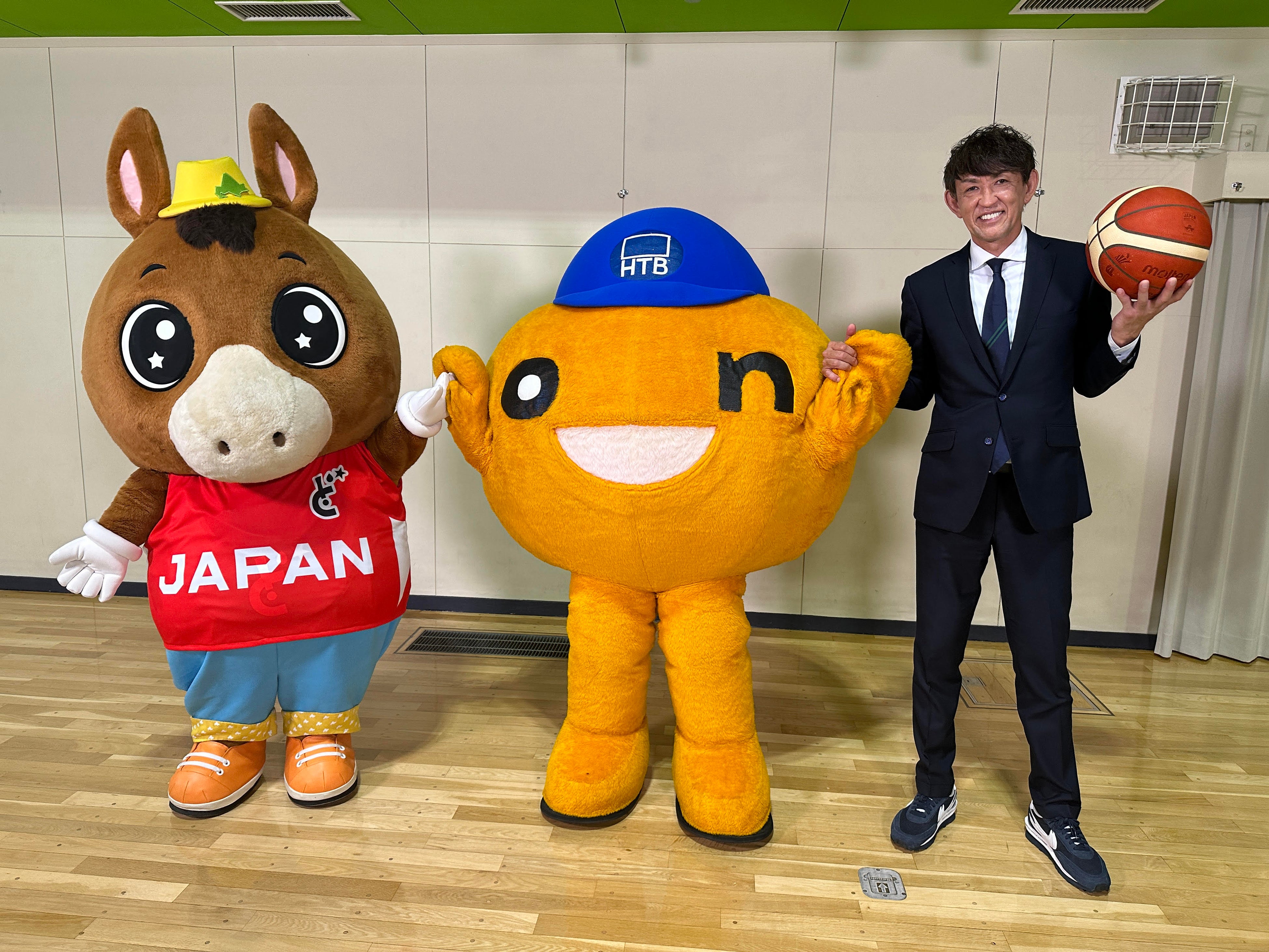 左から　どさんこくん、onちゃん、折茂武彦社長