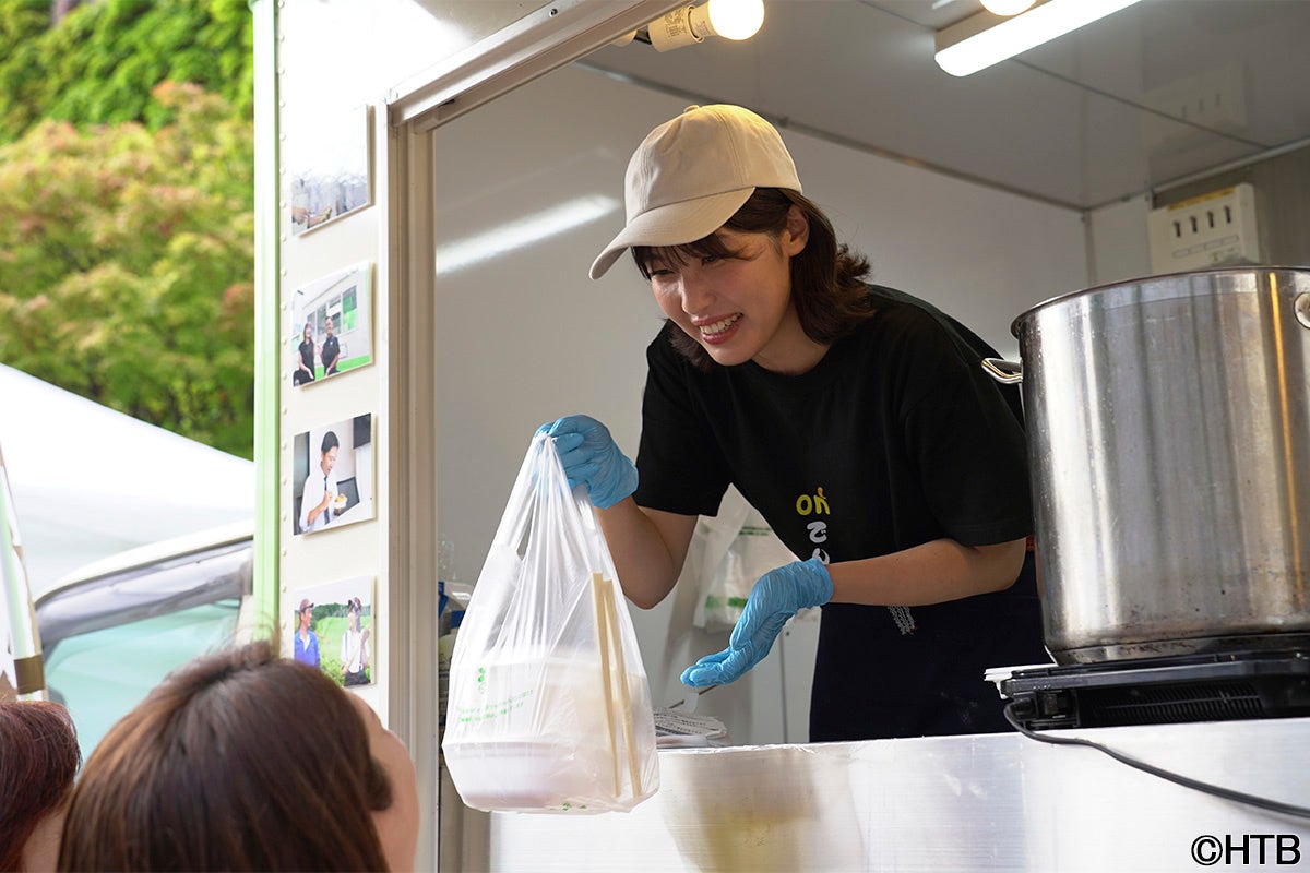 サッポロファクトリー会場の番組コラボグルメ販売コーナーでは出演者もキッチンカーに入って接客し、感謝の気持ちを伝えました。(C)HTB