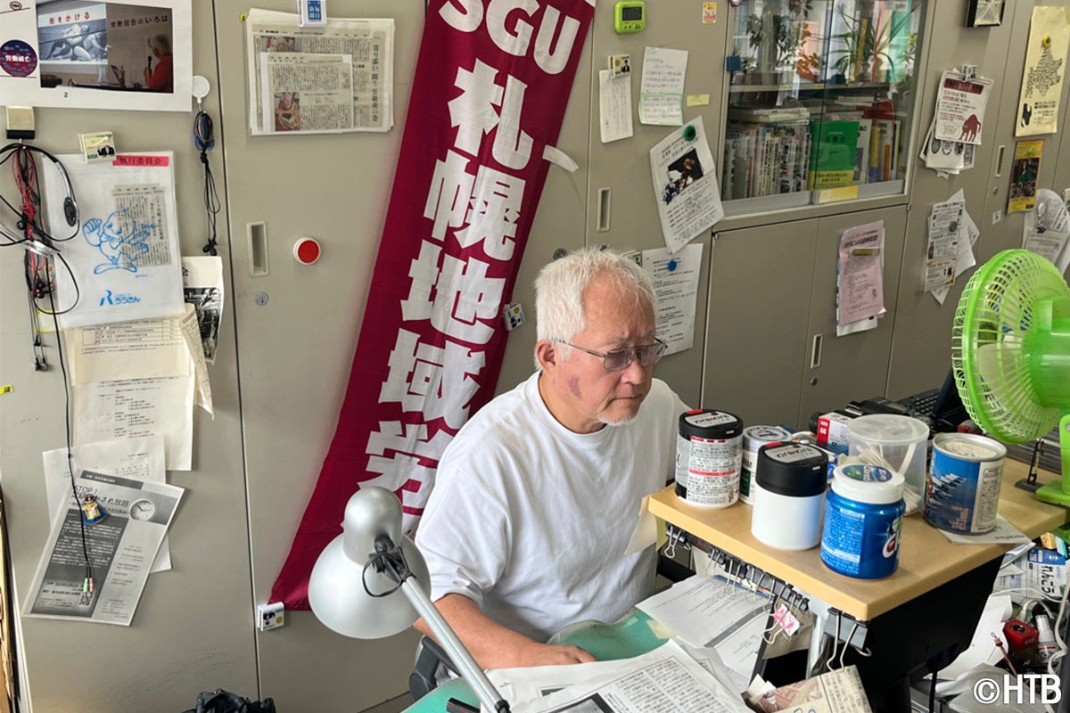 事務所にて働く鈴木一さん(C)HTB