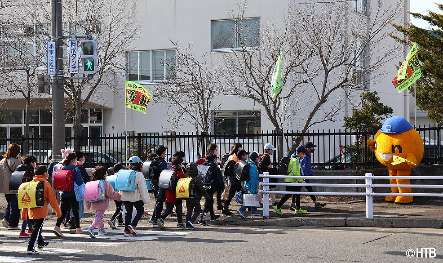 児童たちの登校の安全を見守り活動中のonちゃん(C)HTB