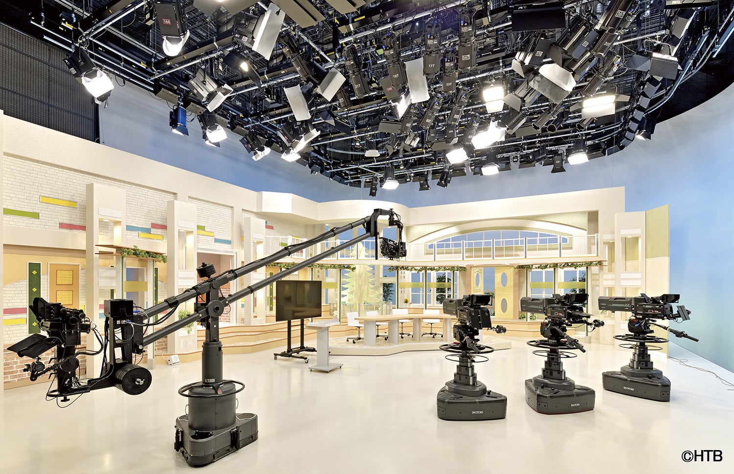 スタジオ照明は省電力化のためすべてLEDを導入(C)HTB