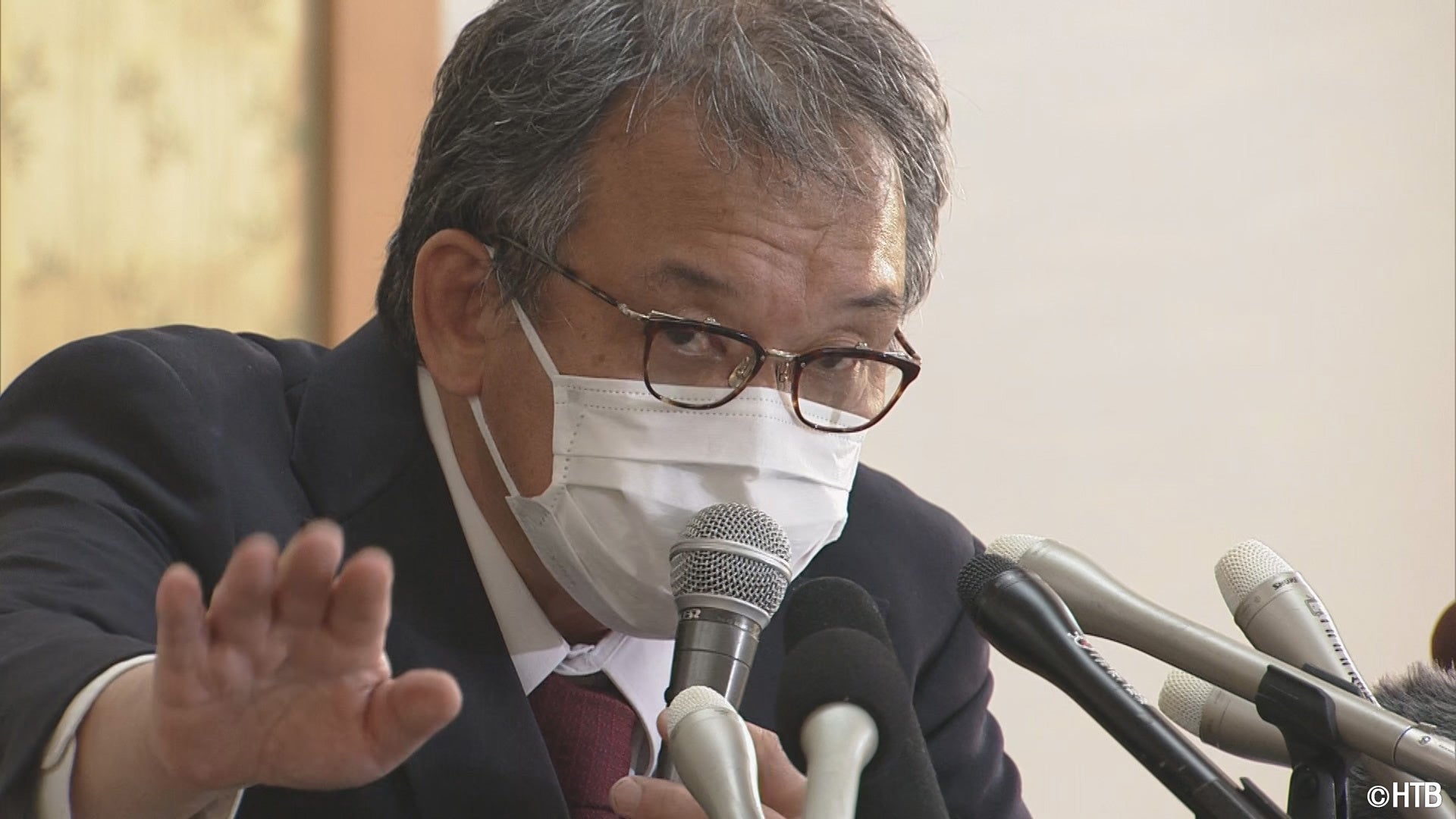 会見に臨む桂田社長　説明は二転三転した(C)HTB