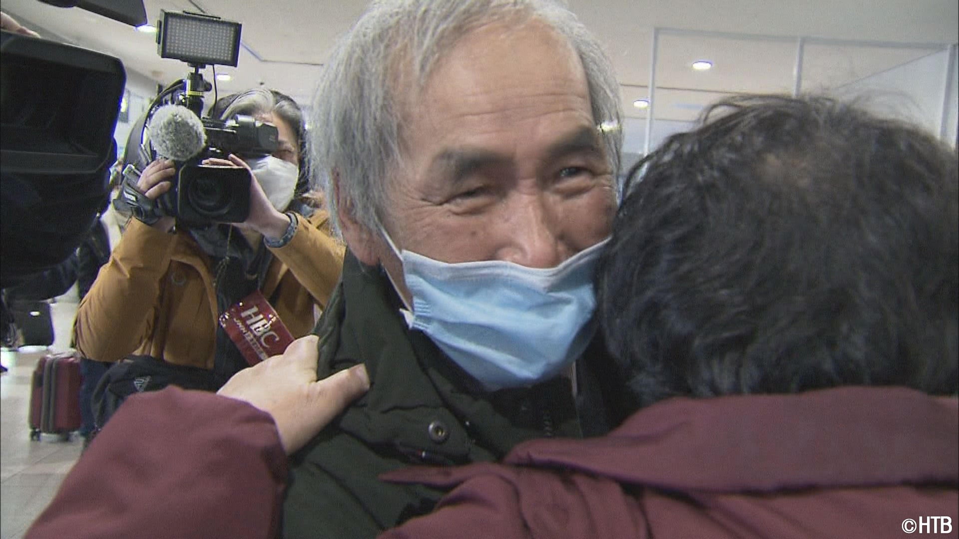 ウクライナから旭川空港に到着した降旗さん(C)HTB