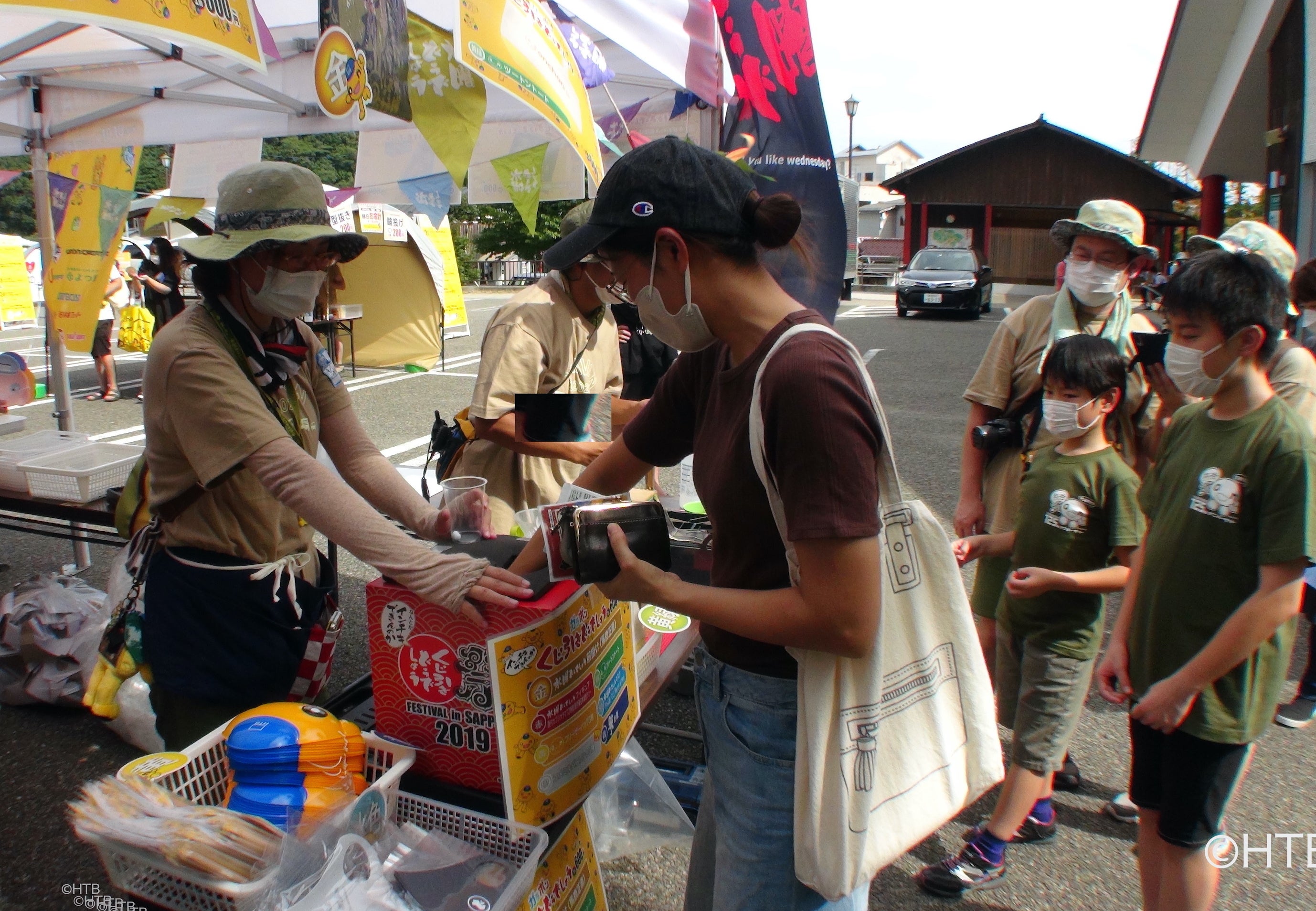 人気のくじには行列