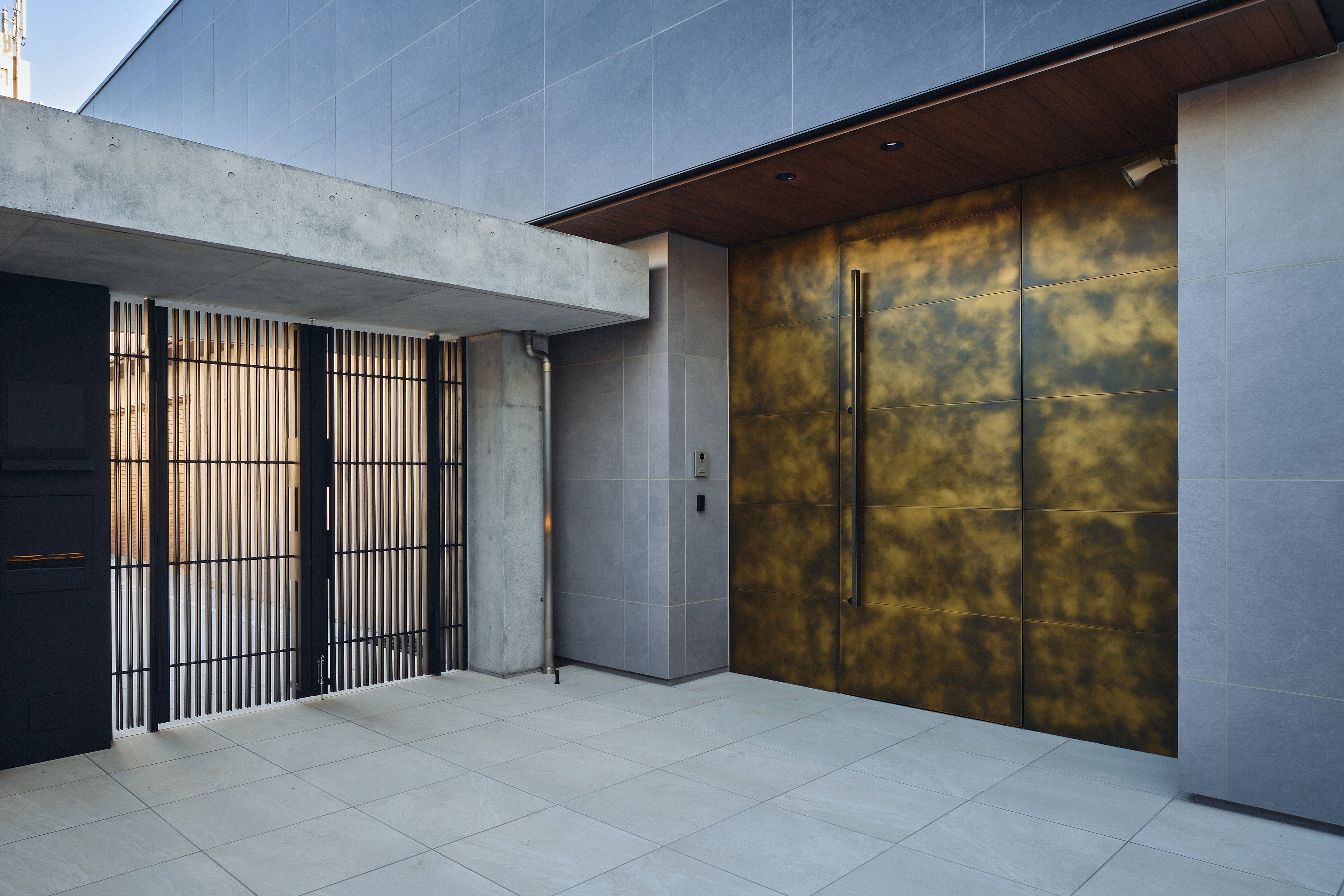 上）玄関扉　VeroMetal