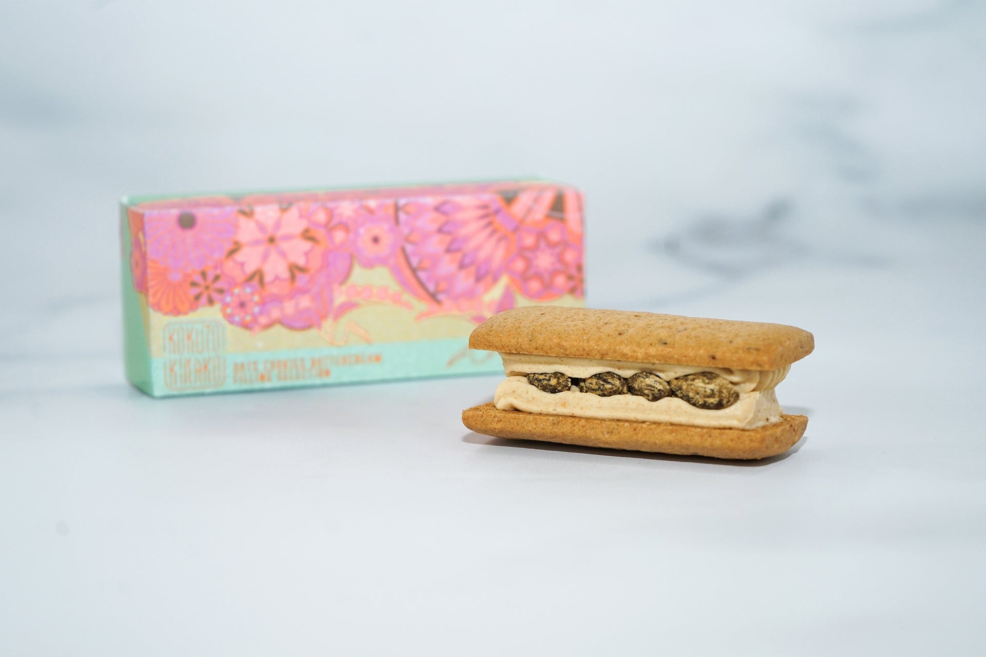 KOKUTO KINAKO(黒糖きなこ) ¥480税込 黒糖ときな粉をたっぷり混ぜ込んだオーツクッキーとバタークリーム、そしてブランデーレーズンのマリアージュ。香ばしい和の風情と佇まいをご堪能いただける逸品