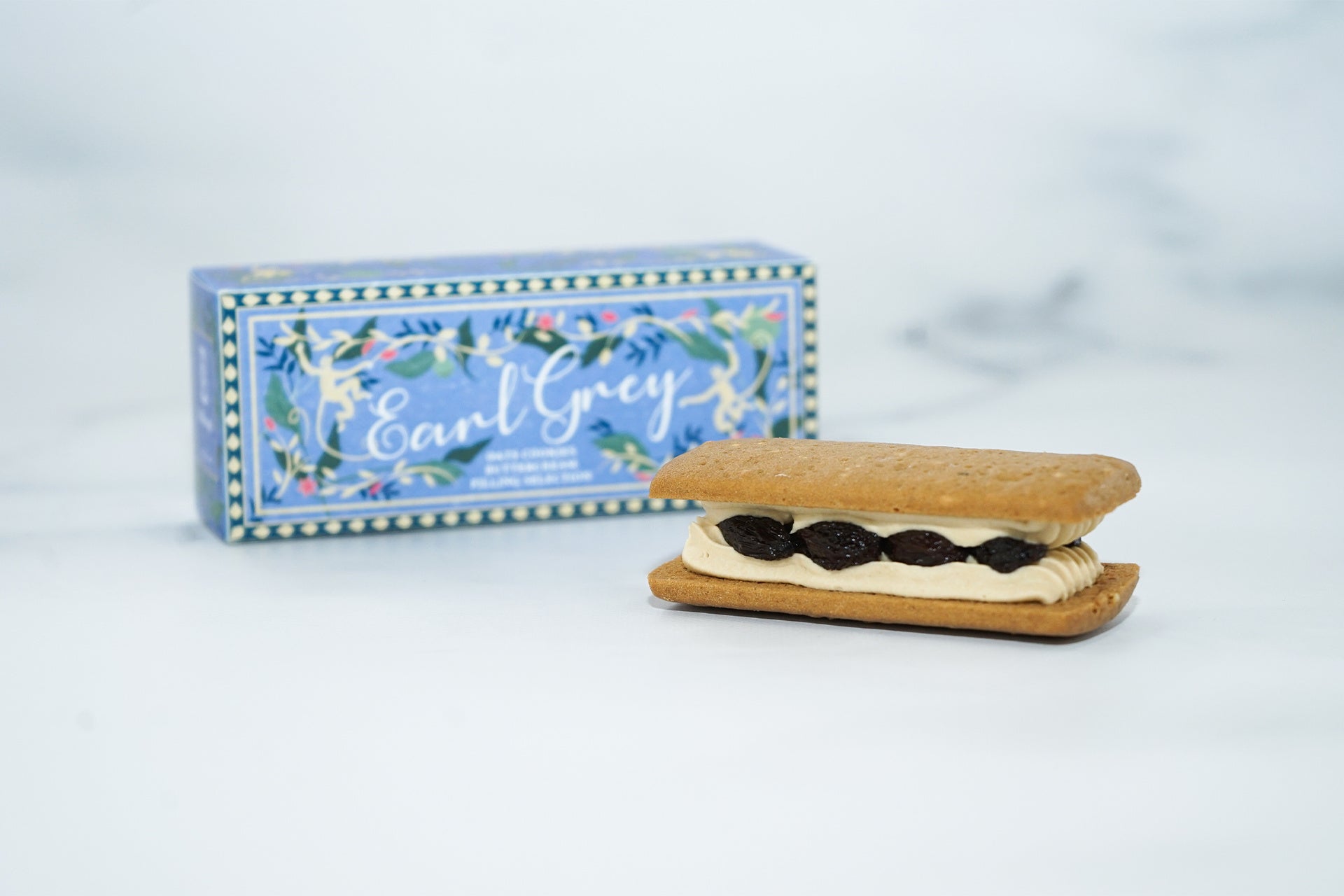 EARL GREY（アールグレイ） ¥450税込 アールグレイの茶葉を練り込んだオーツクッキーに、ブランデーレーズンとアールグレイ風味のバタークリームをはさんだ、香り高いミルクティのような味わい