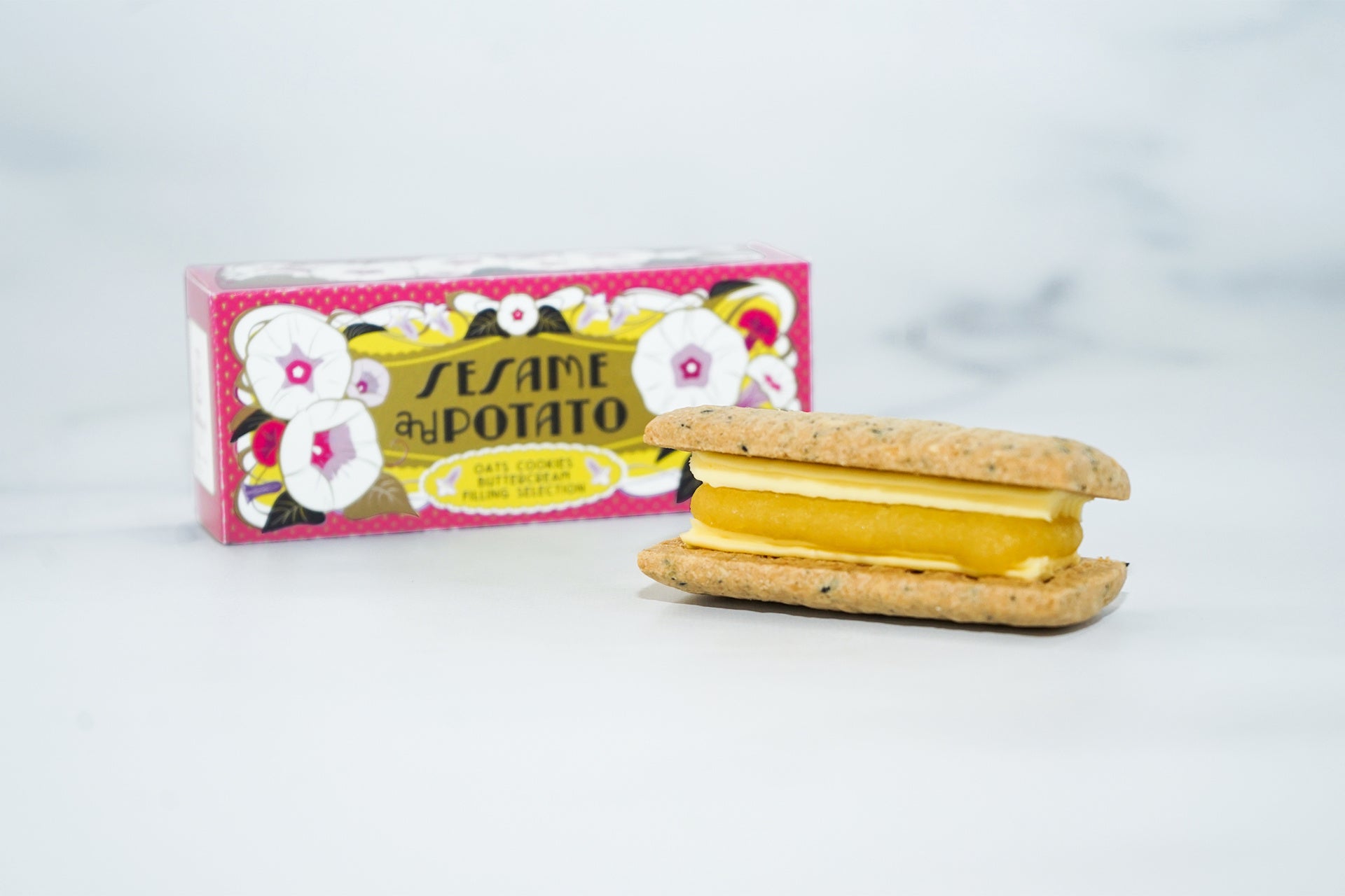 SESAME AND POTATO（セサミポテト）¥480税込   ソルティなオーツクッキーに練りこんだプチプチ食感のごまと蜜たっぷりの石焼き芋、バターの組み合わせは、まさに至極の味わい