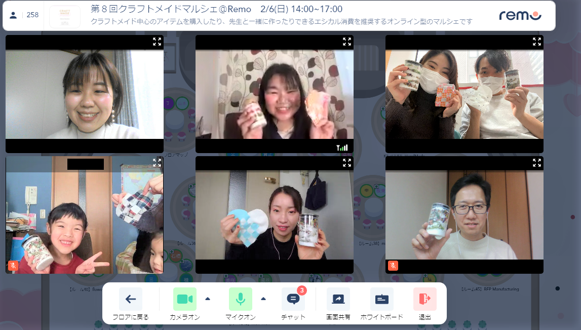 クラフトメイドマルシェでハンドメイド作品をつくっている様子