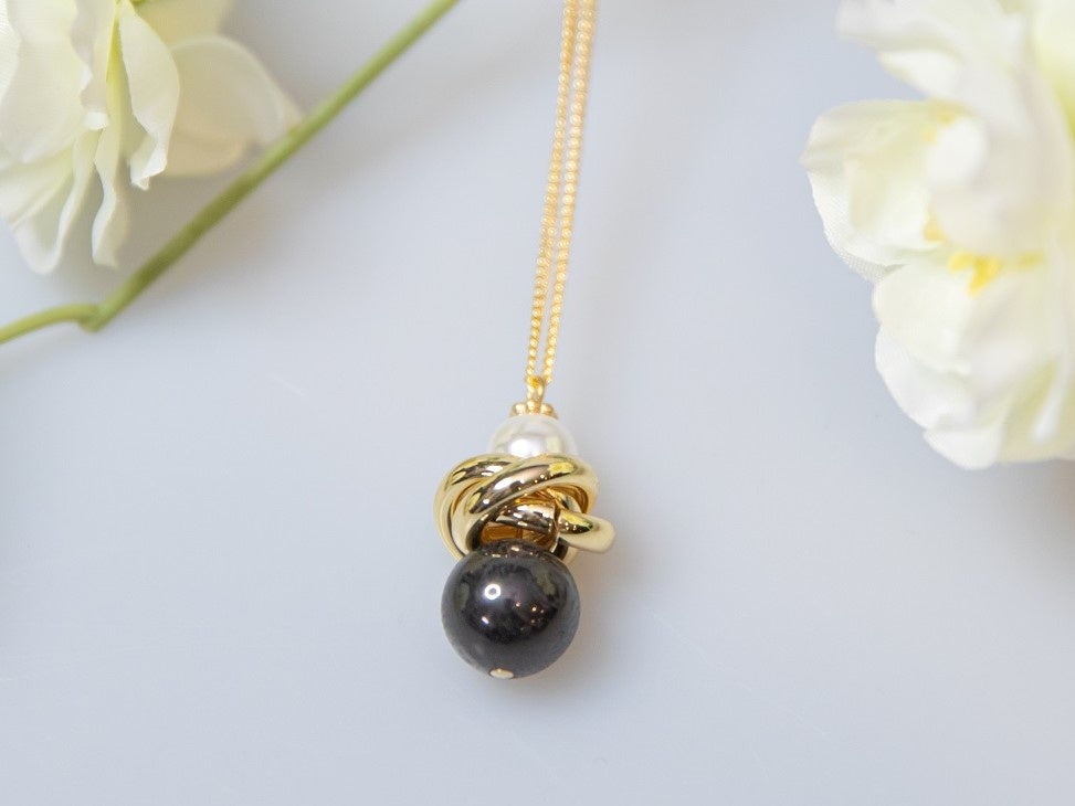 炭玉をつかったアクセサリー