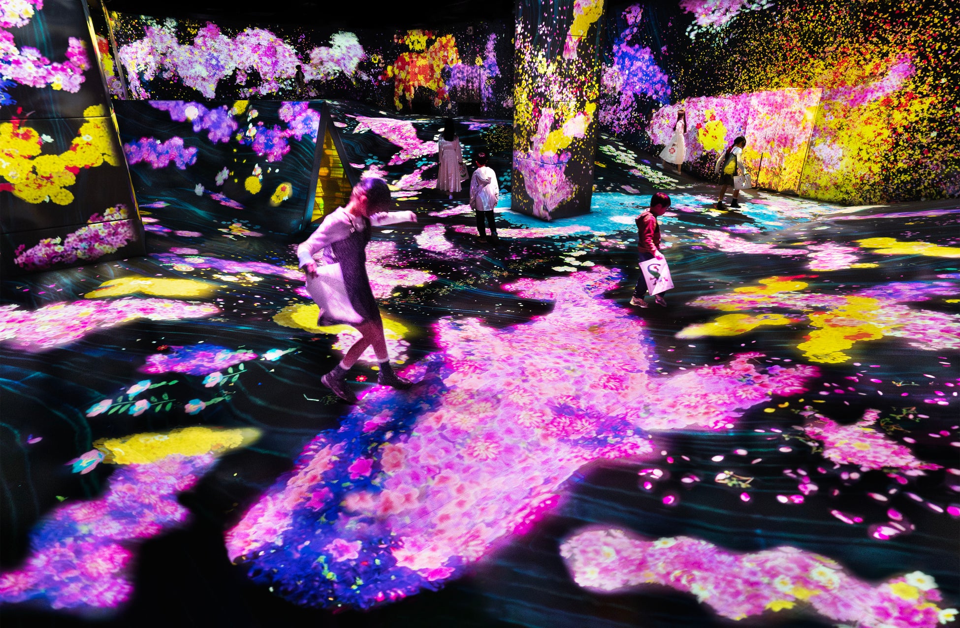 鼓動する谷に生息している、みんなが描いた様々な生き物たちから、桜の花が咲きはじめる。人々が生き物の花々を踏むと花々は散ってしまう。チームラボ《鼓動する谷のグラフィティネイチャー - Symbiotic Lives, A Whole Year per Yea