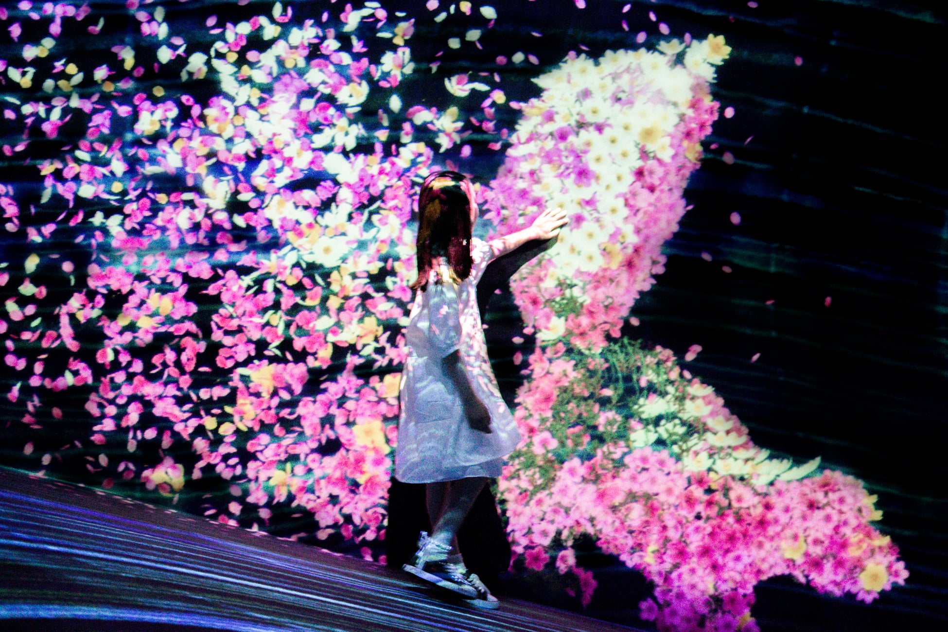 桜の花々でできた動物たちが動き回る。人々が花々に触れると、花々は散っていく。人々が触わり続け、動物の花々が散りすぎると、その動物は死んで消えていく。チームラボ《花と共に生きる動物たち II - A Whole Year per Year》©チームラボ