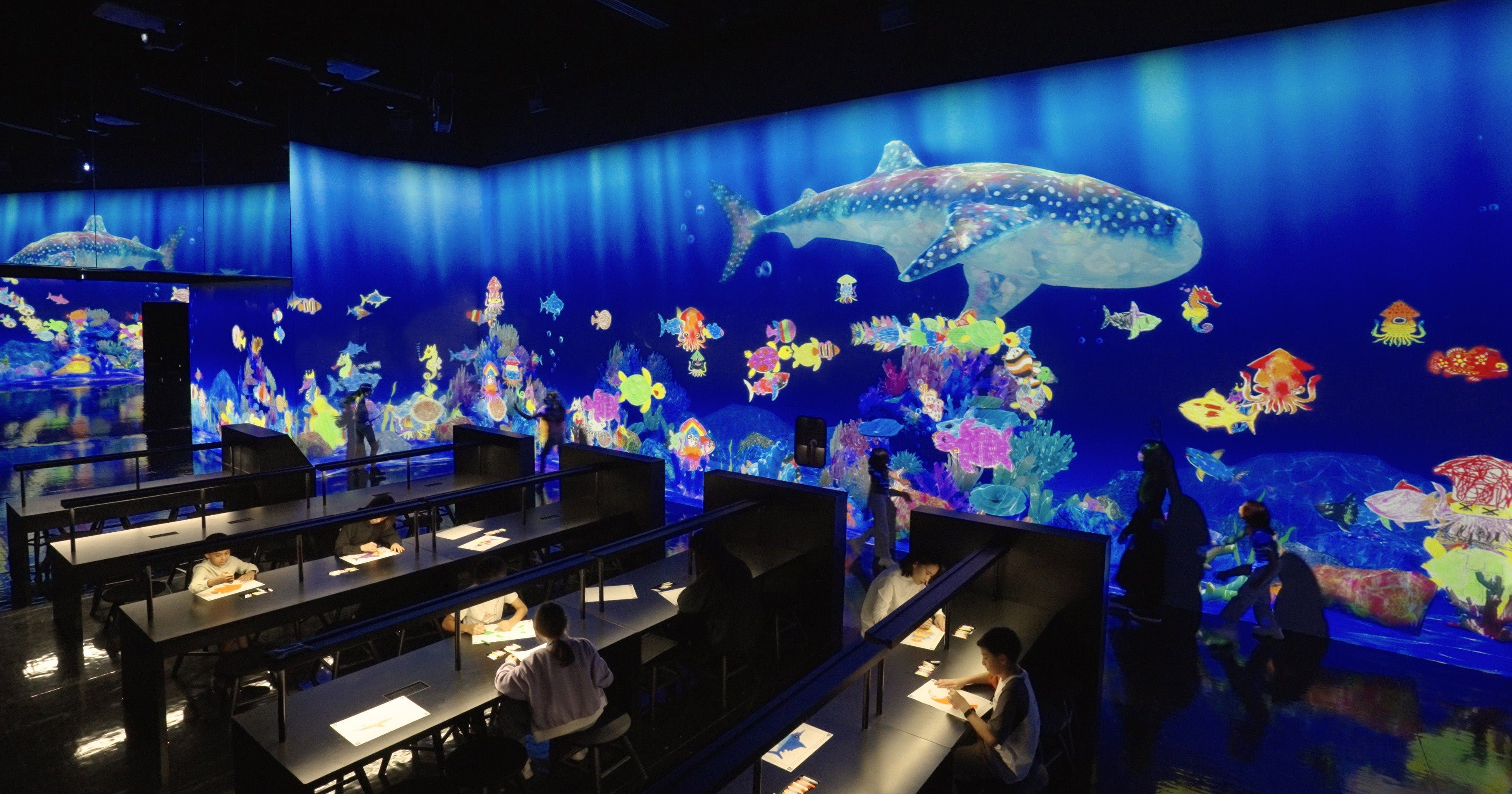 チームラボ《スケッチオーシャン》 © チームラボ