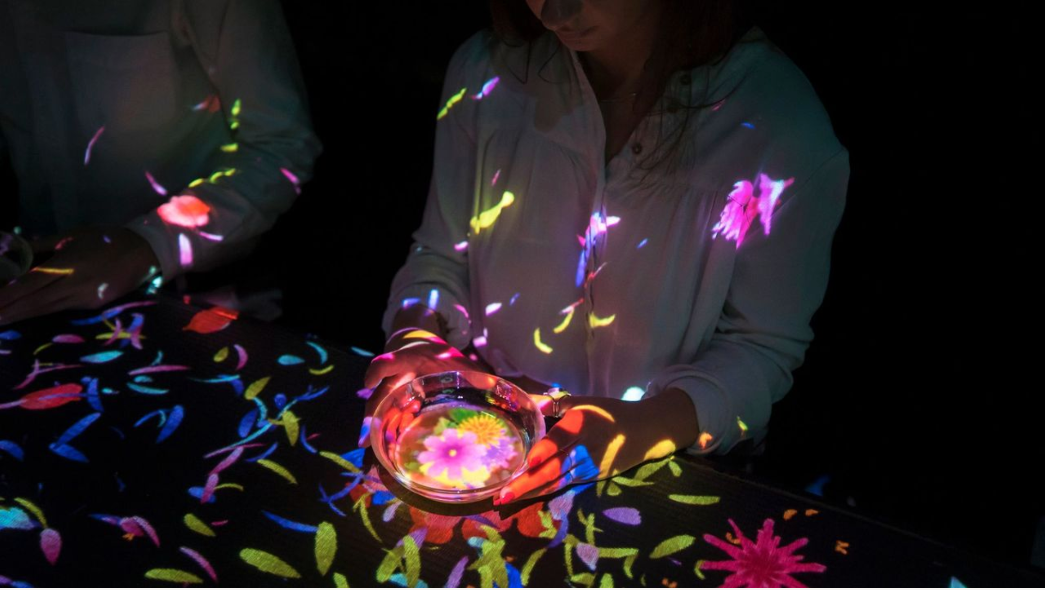 チームラボ《小さきものの中にある無限の宇宙に咲く花々》© チームラボ　※参考画像