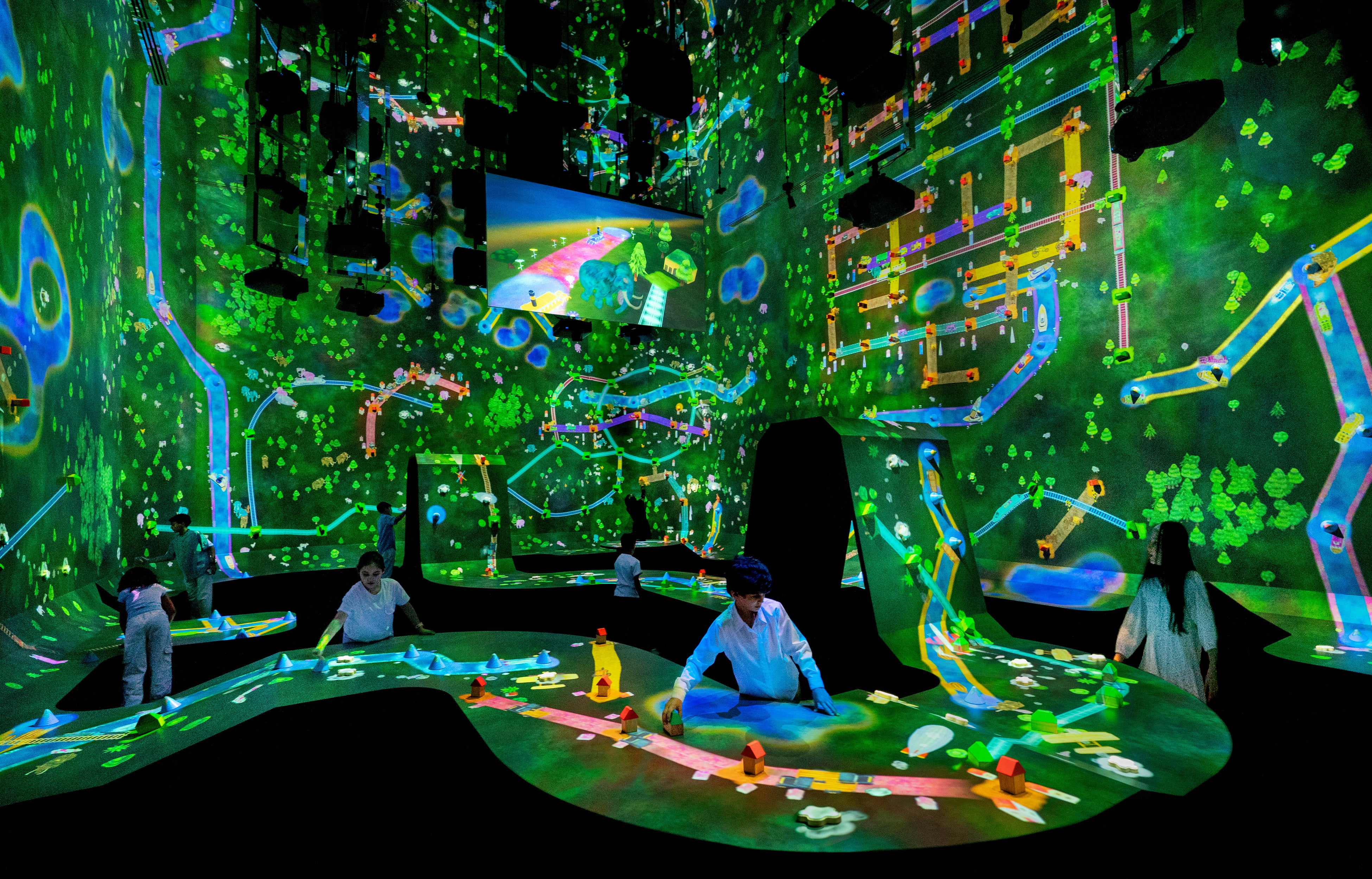 チームラボ《つながる！積み木のまち》 © チームラボ