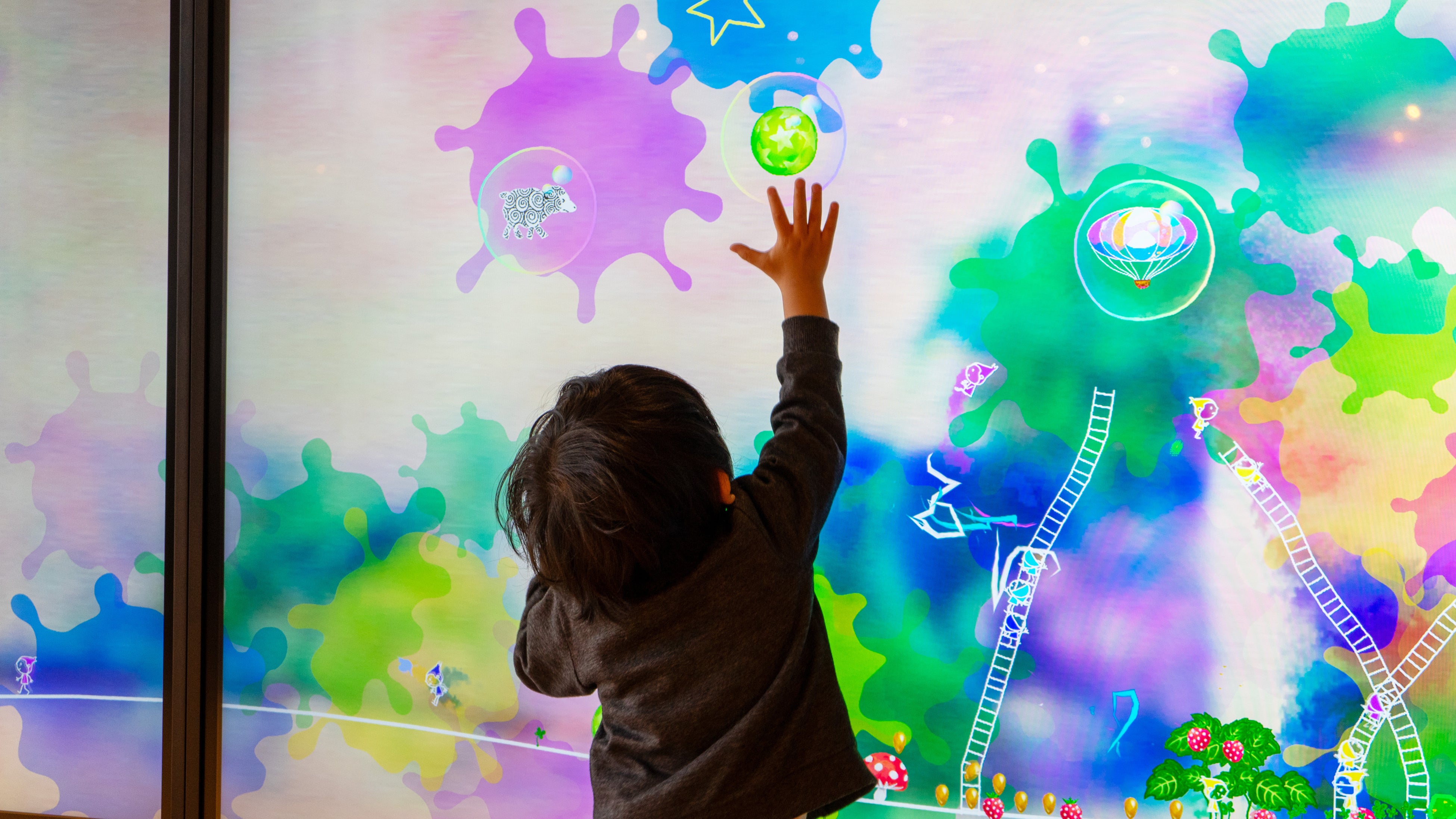 チームラボ《こびとが住まうキャンバス》© チームラボ