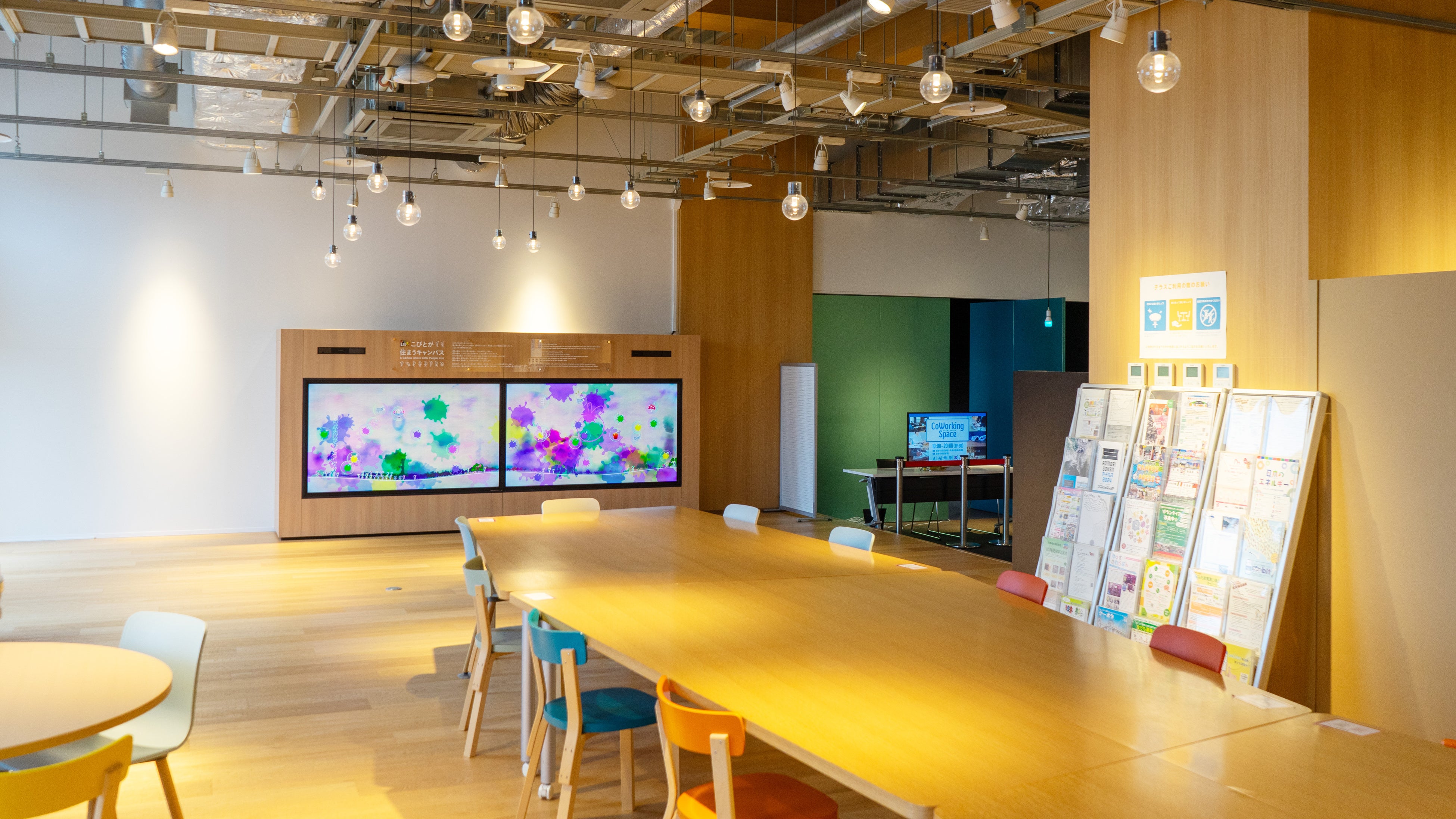 チームラボ《こびとが住まうキャンバス》© チームラボ