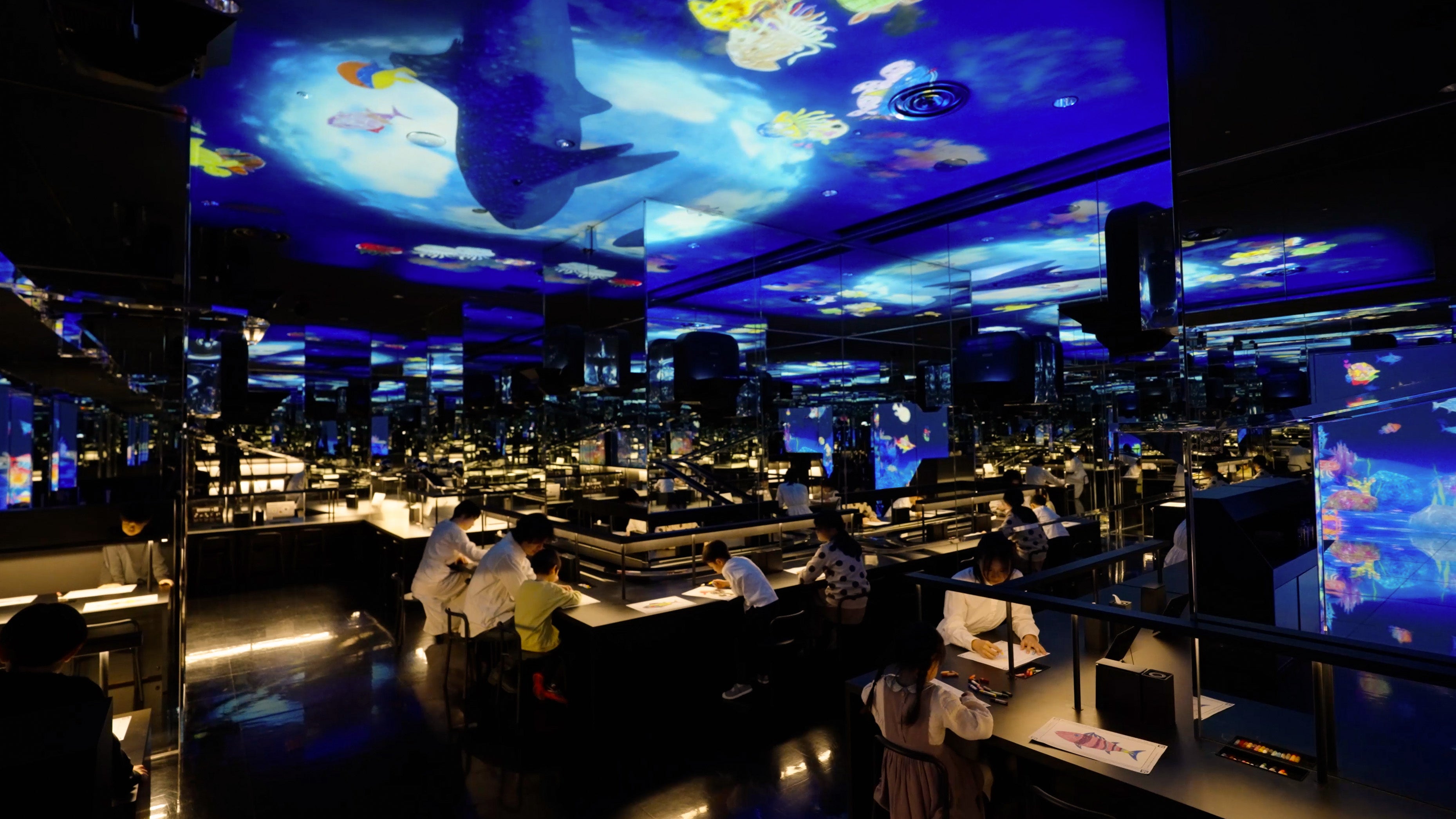 お絵かきスペースでは、世界各地からの来場者と共に、お絵かきをします。チームラボ《スケッチオーシャン》©︎ チームラボ