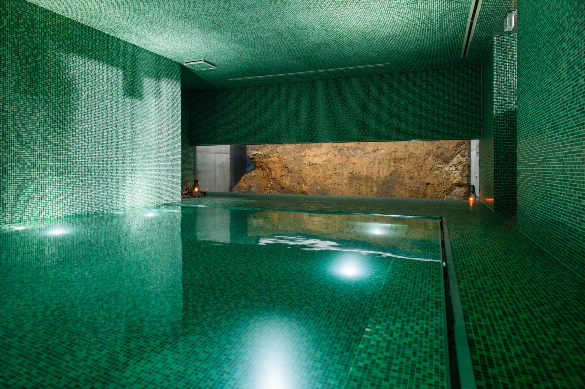 薬草スチームサウナ付属の水風呂(男性):薬草スチームサウナに隣接し、薬草の色を模した地下空間。水風呂は、御船山の天然水を使用しています。