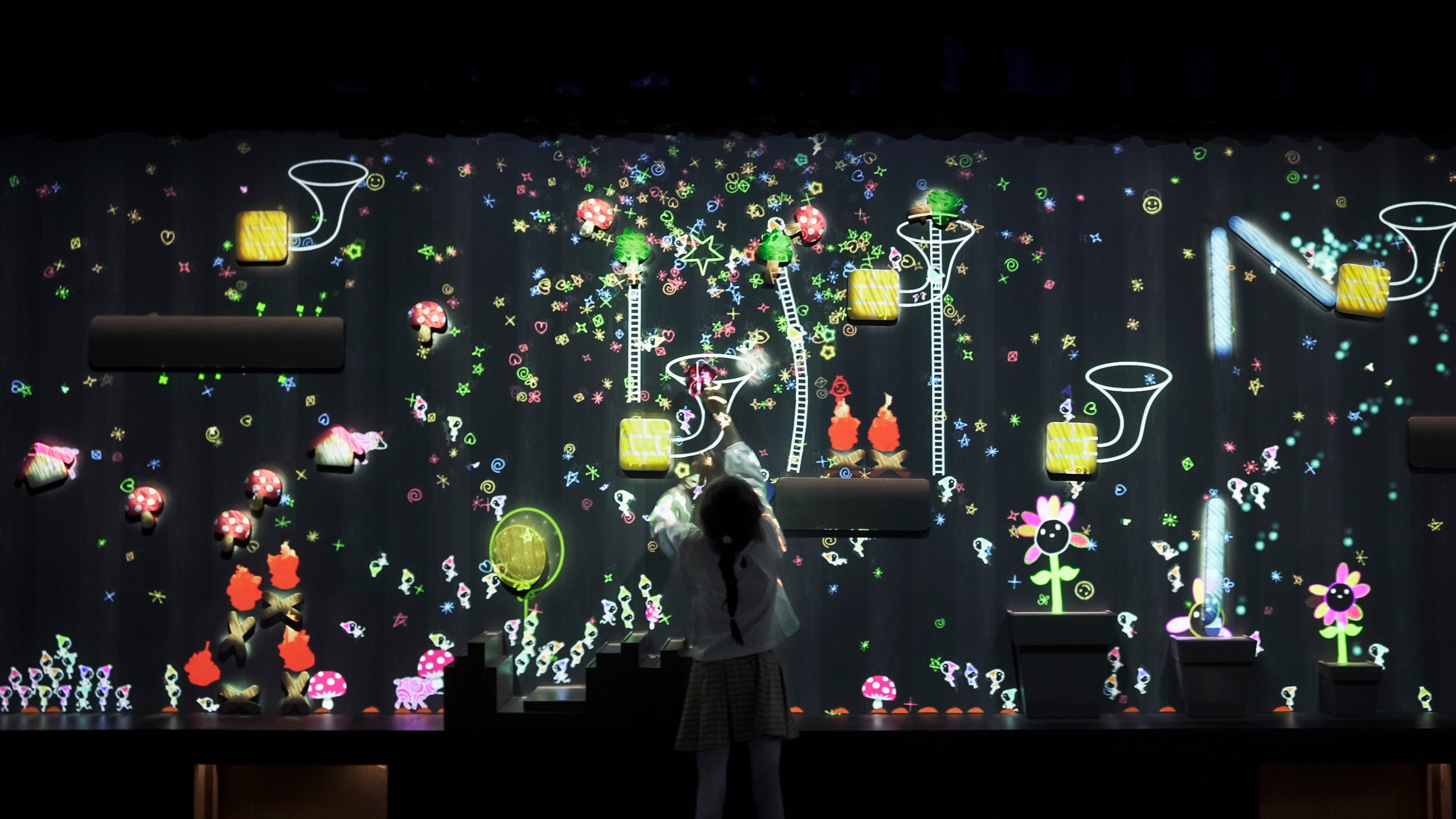 チームラボ《こびとが住まう奏でる壁》Courtesy teamLab Massless, Beijing © チームラボ