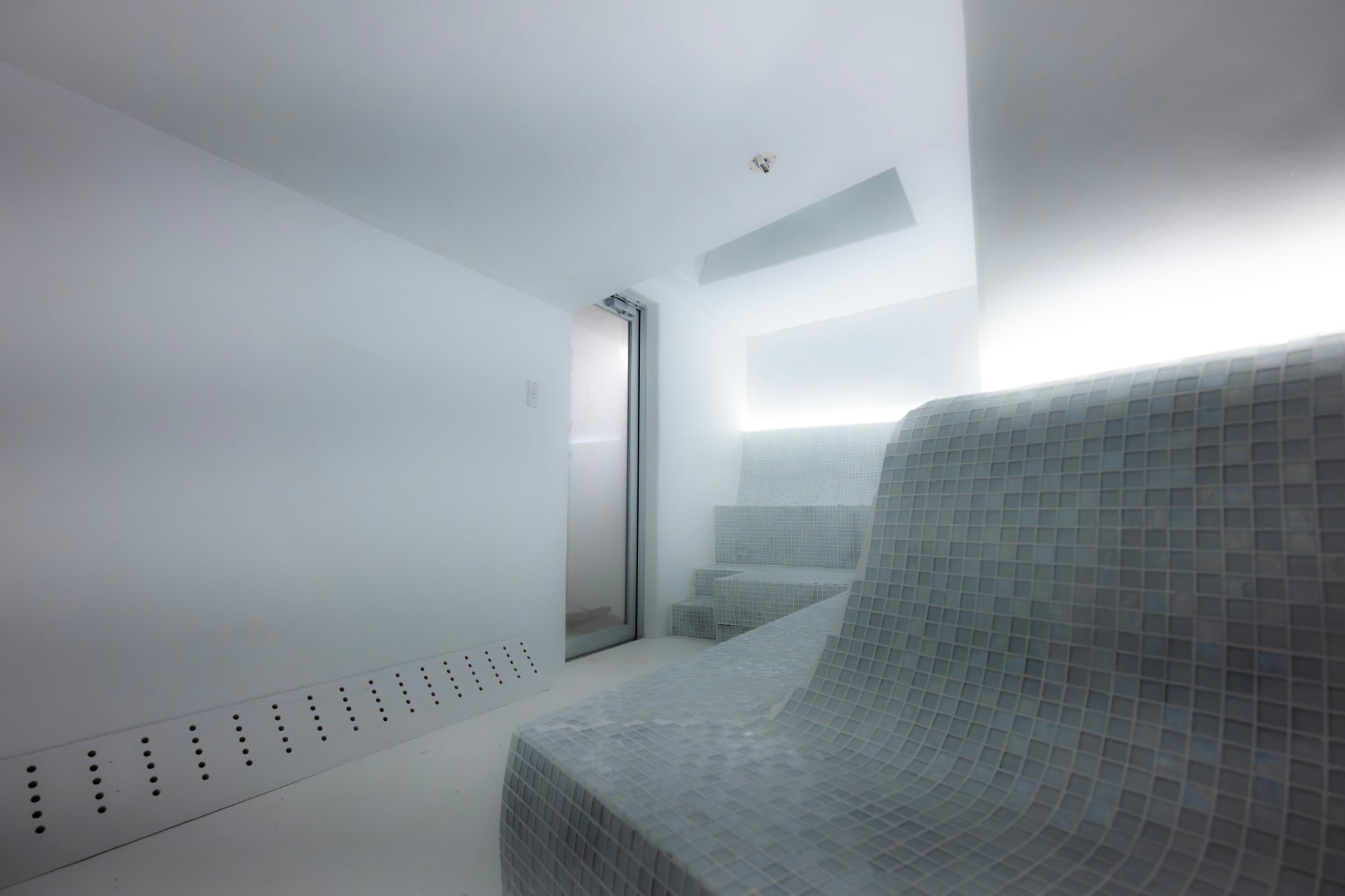 薬草スチームサウナ(女性):既存の女性スチームサウナを増設し、白を基調とした柔らかな空間。