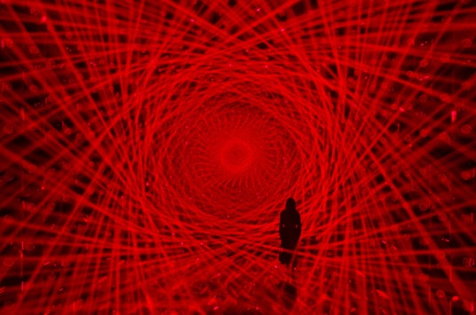 再オープンする「Light Sculpture – Flow」の、新たなシリーズを公開。7月8日(水)から、特別展「宇宙の非対称性について」を、チームラボボーダレス(東京・麻布台ヒルズ)にて開催 再オープンする「Light Sculpture – Flow」の、新たなシリーズを公開。7月8日(水)から、特別展「宇宙の非対称性について」を、チームラボボーダレス(東京・麻布台ヒルズ)にて開催