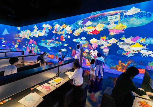 チームラボ、宮城・女川町まちなか交流館で『チームラボ 世界とつながったお絵かき水族館』を開催。会期は8月29日(土)から9月23日(水・祝)まで チームラボ、宮城・女川町まちなか交流館で『チームラボ 世界とつながったお絵かき水族館』を開催。会期は8月29日(土)から9月23日(水・祝)まで