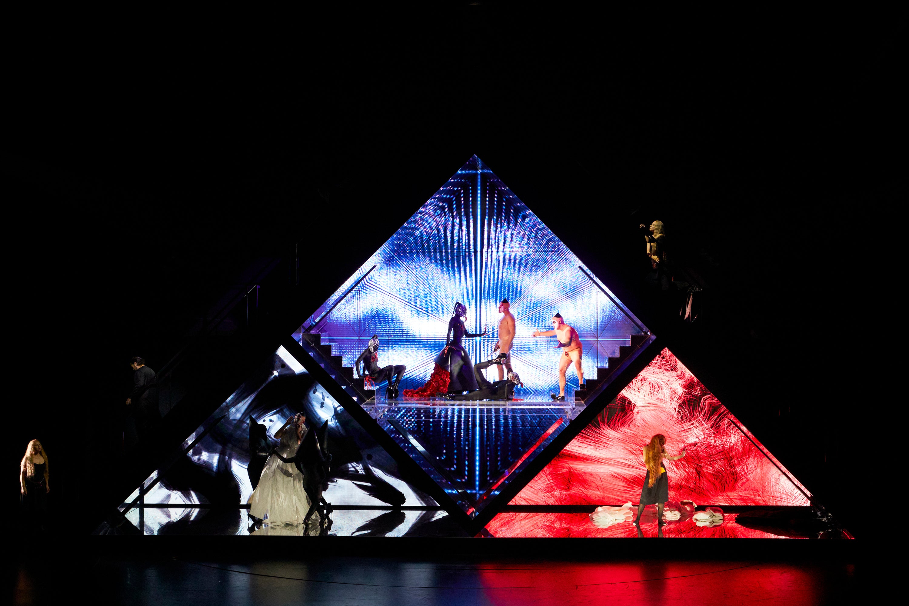 万華鏡のような潜在意識の世界 © Magali Dougados, Courtesy Daniel Kramer, Grand Théâtre de Genève, and Pace Gallery