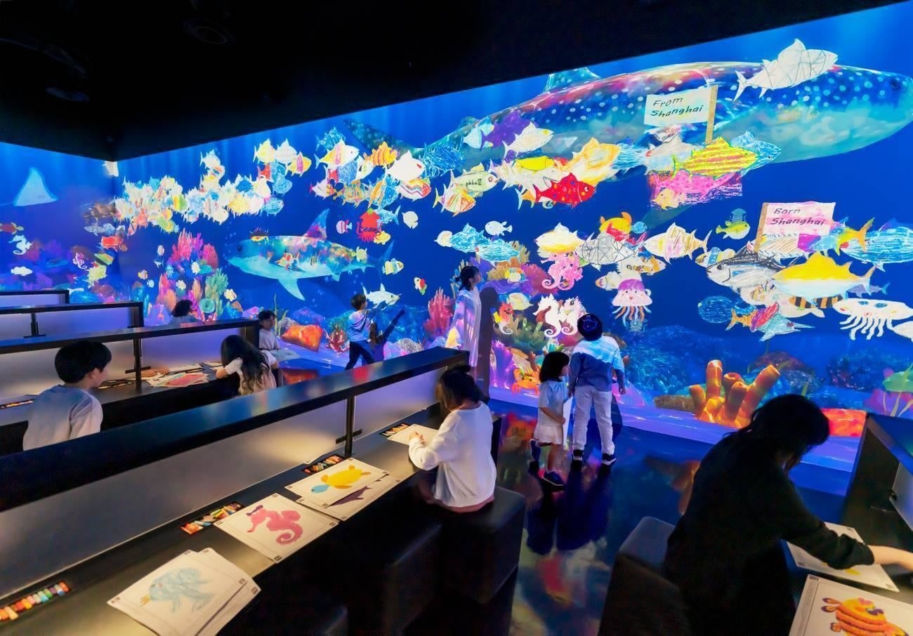 チームラボ《世界とつながったお絵かき水族館》©チームラボ