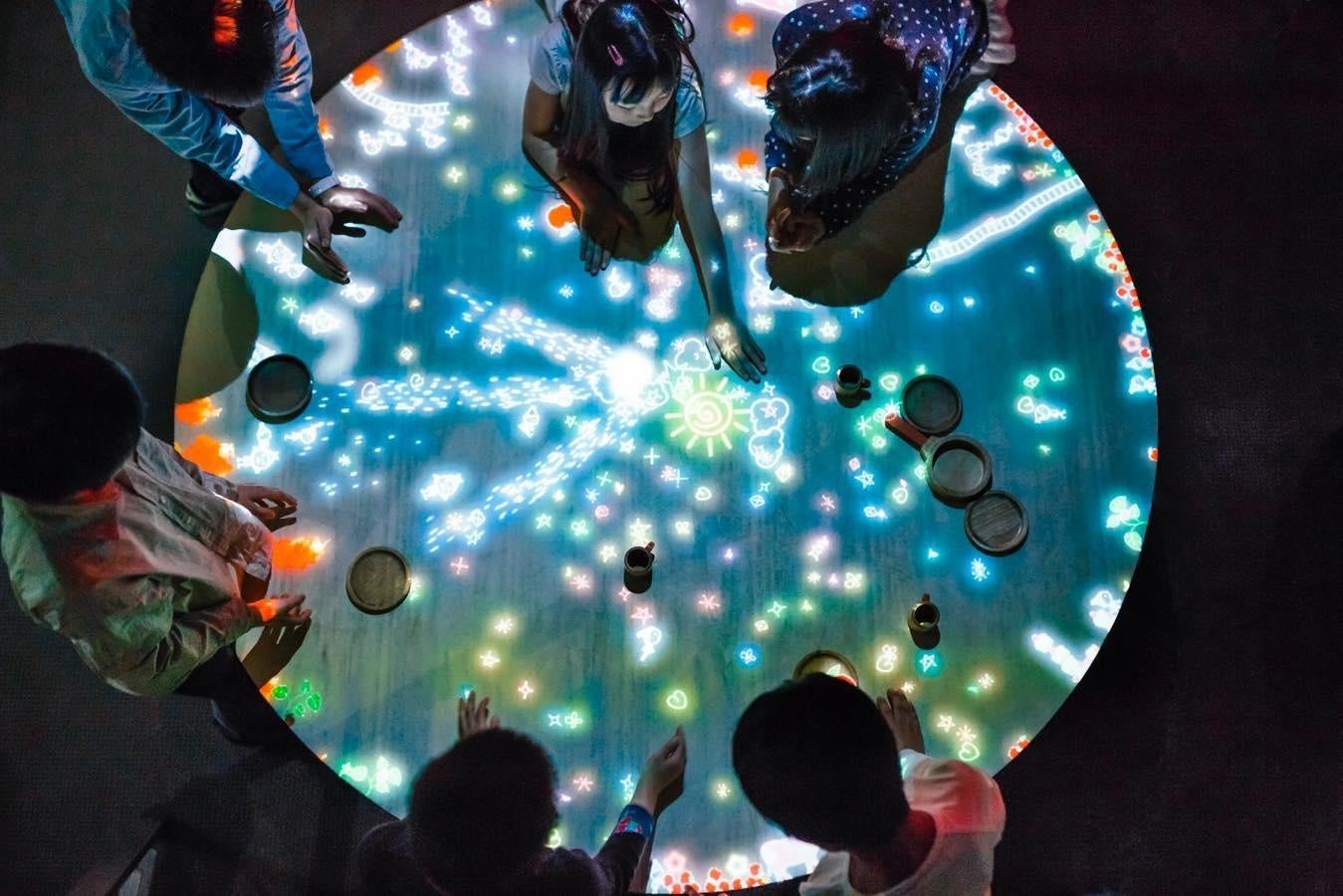 チームラボ《小人が住まうテーブル》©チームラボ