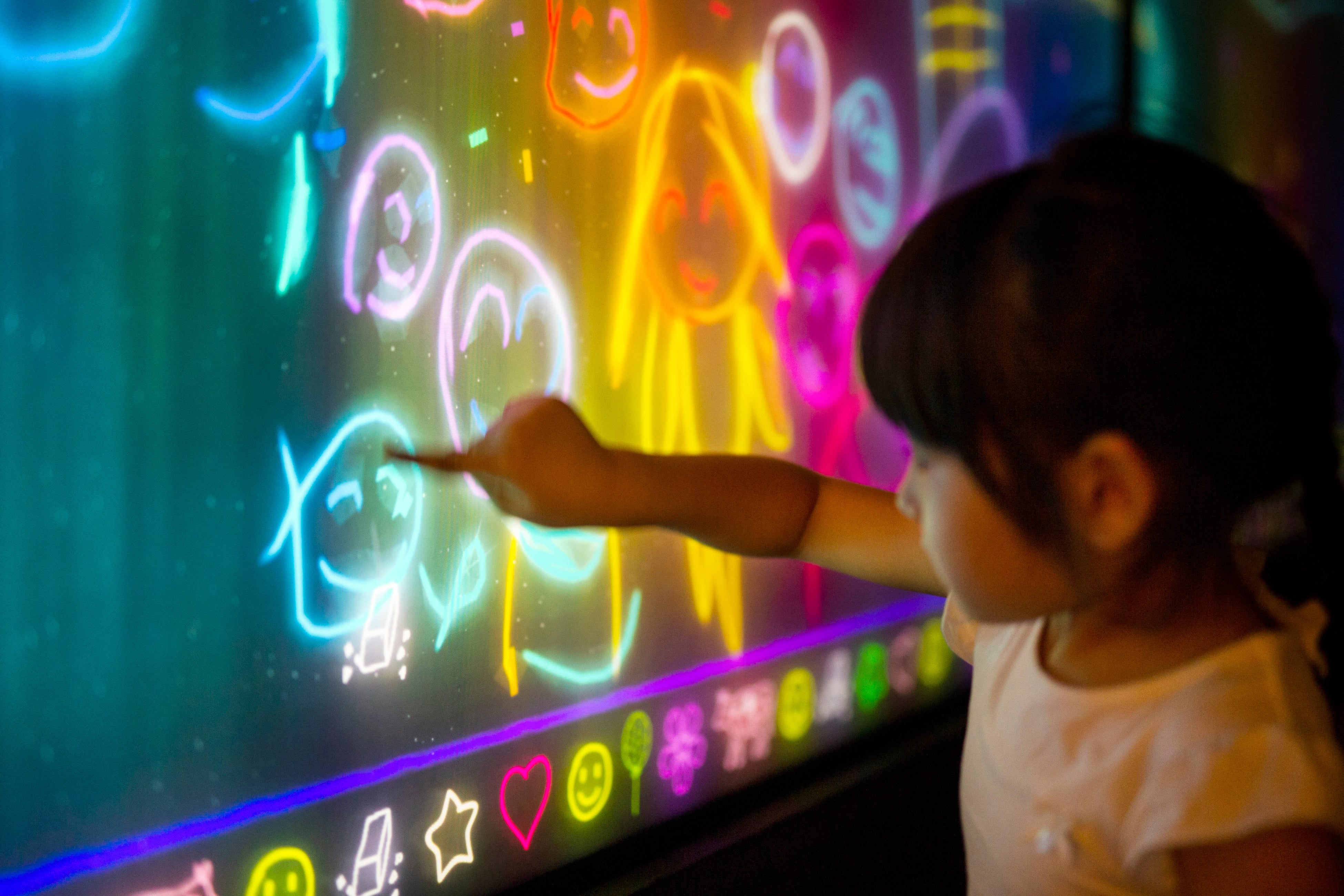 チームラボ《スケッチピストン – Playing Music》© チームラボ