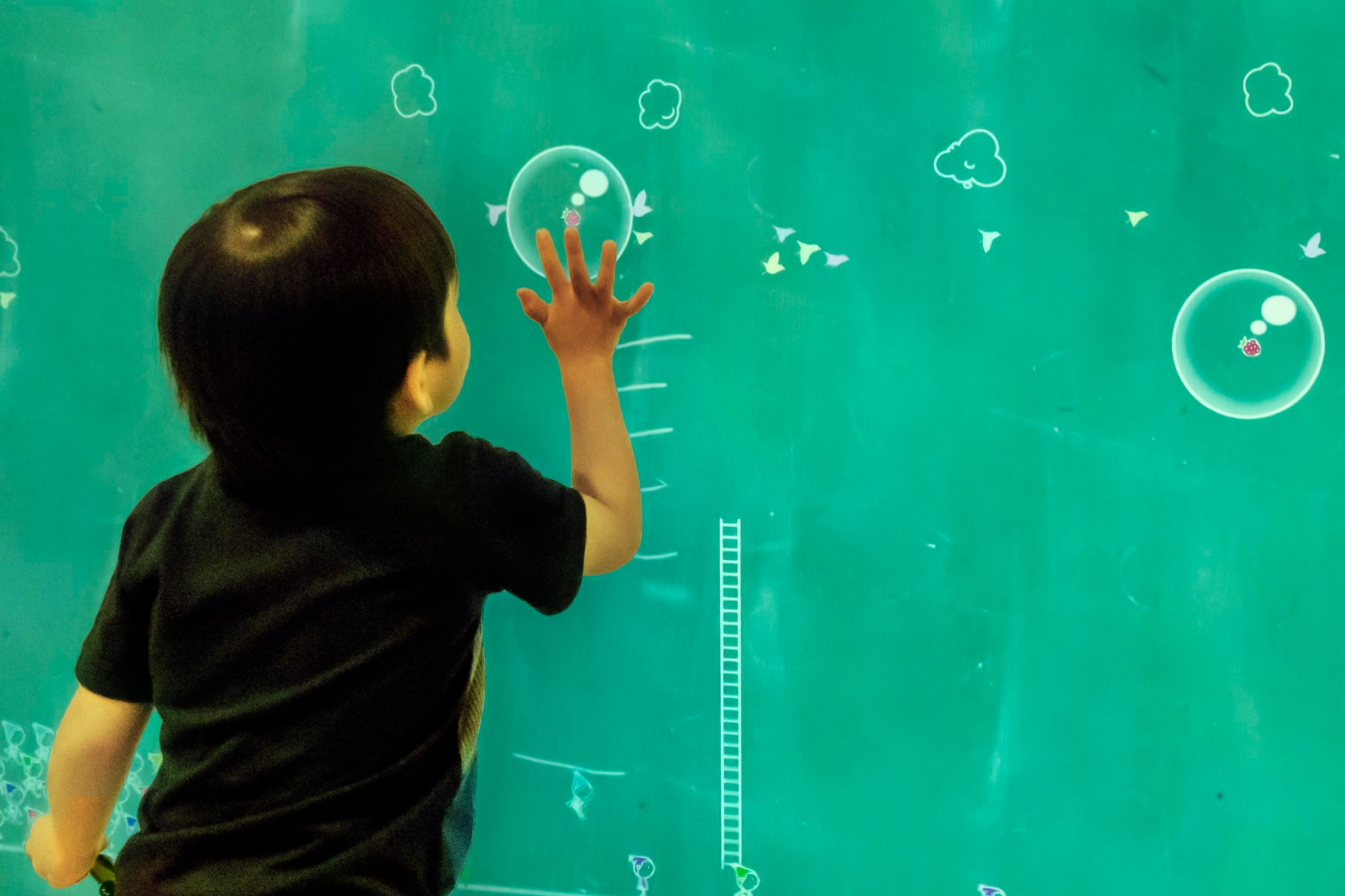 チームラボ《こびとが住まう黒板》© チームラボ