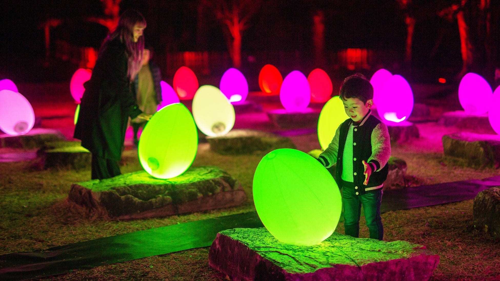 チームラボ《忘却の礎石にたちつづけるものたち》©チームラボ ※参考画像