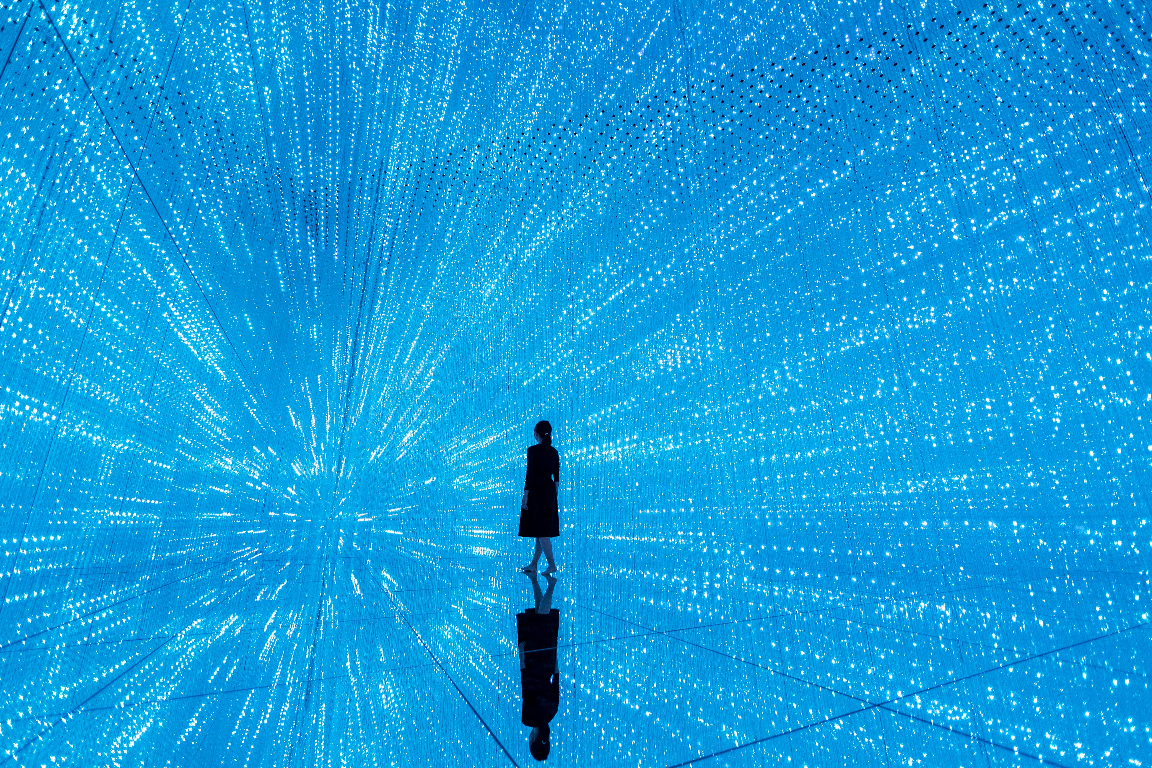 チームラボ《The Infinite Crystal Universe》©チームラボ