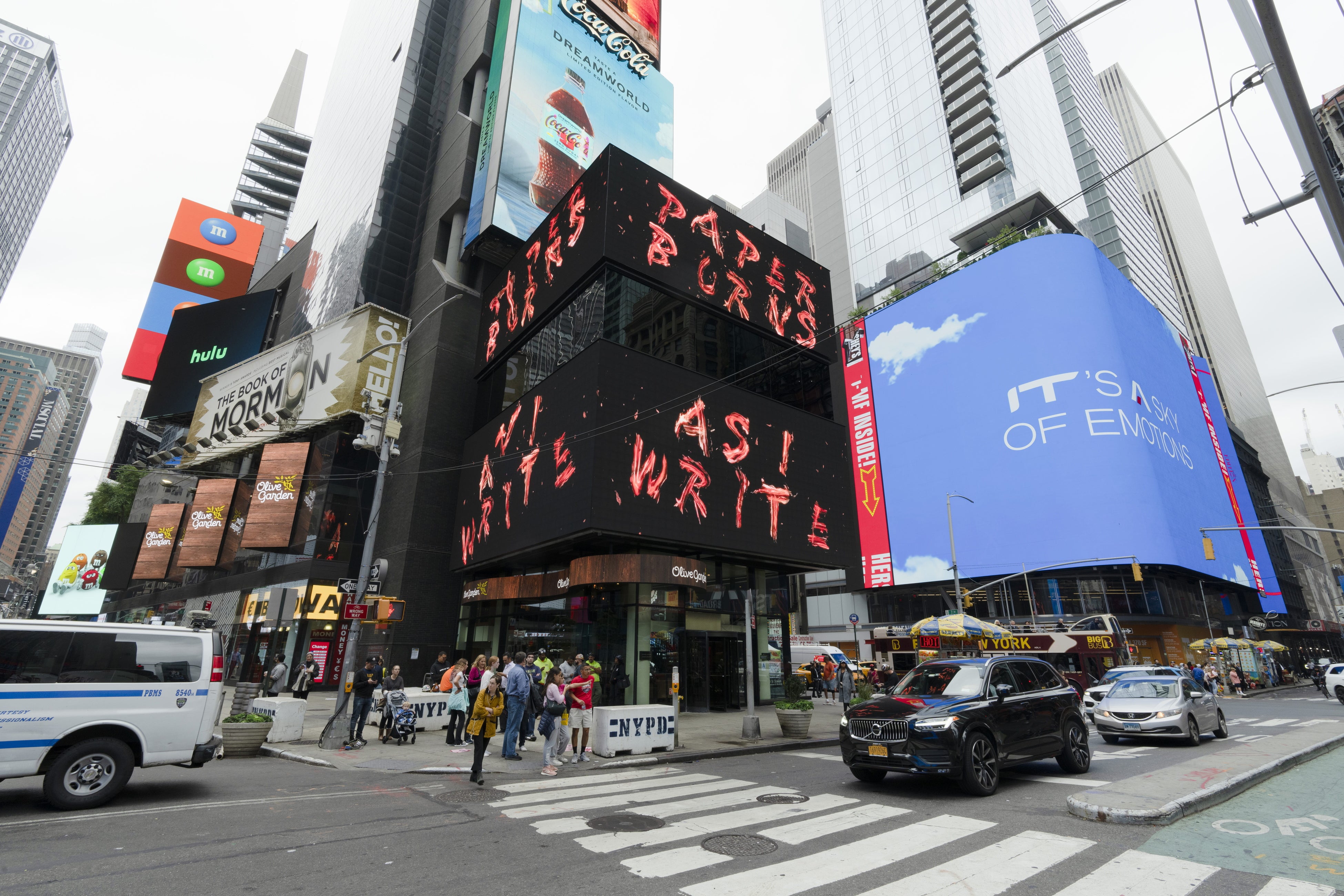 《Matter is Void - Fire》に書かれている文字が、チームラボによる「Matter is Void」から、グライムスによる「Paper Burns As I Write」に書き換えられた。©チームラボ（画像：© Pace Gallery）