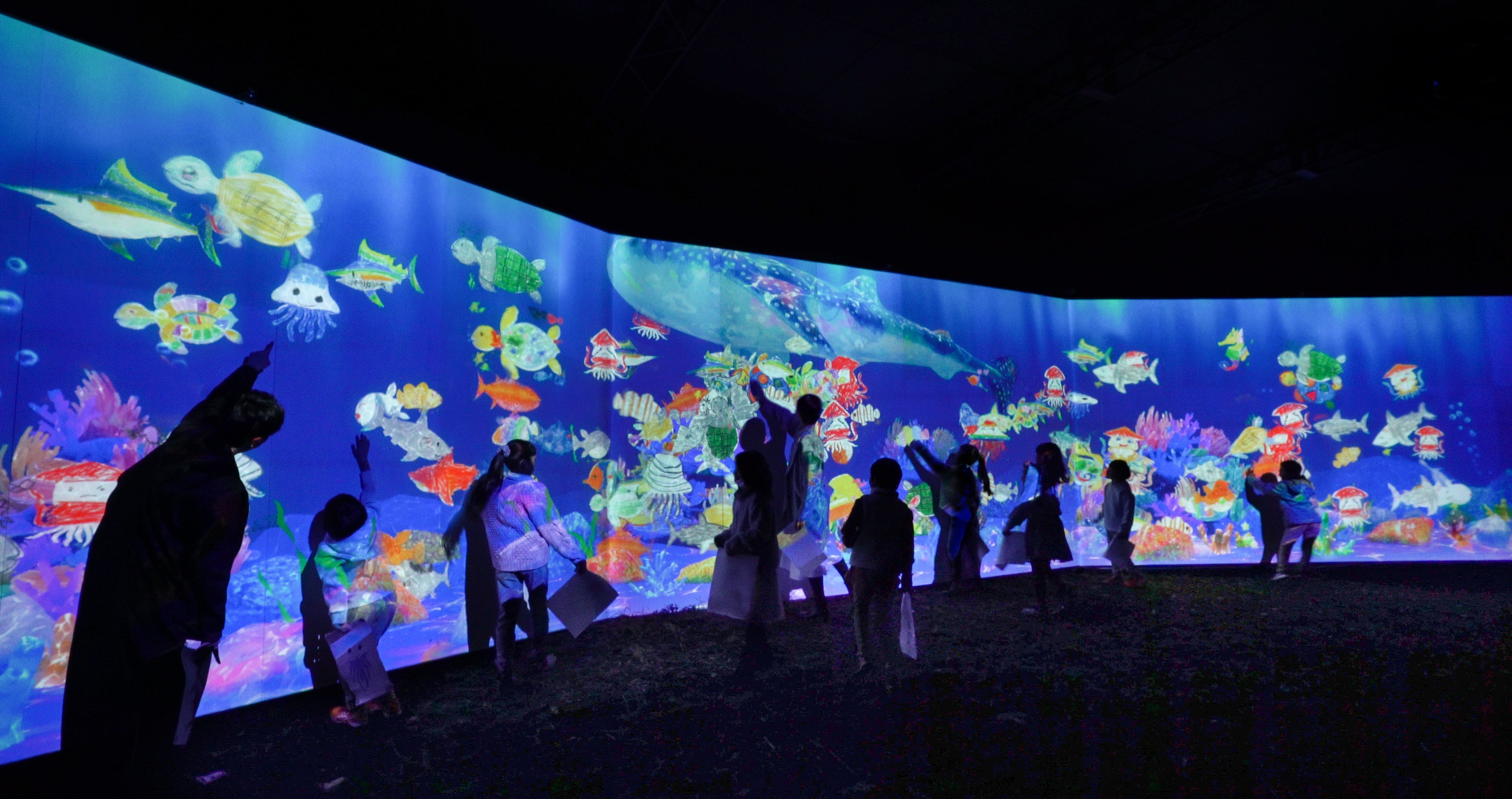 チームラボ《お絵かき水族館​​》©チームラボ 