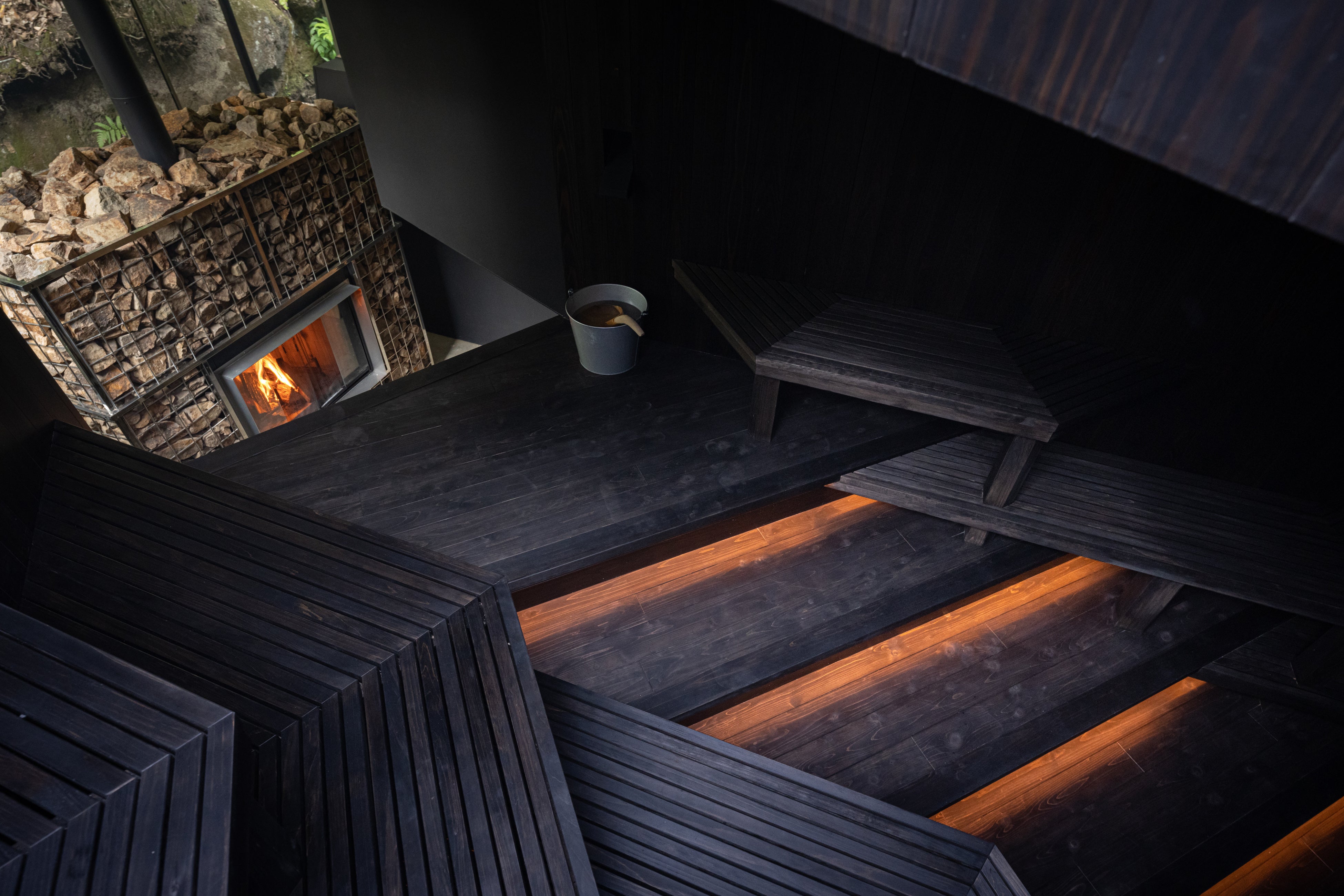 ▲御船山楽園ホテル「らかんの湯」。世界最大級の薪ストーブを備える薪サウナは、武雄近郊の間伐材を薪に、御船山の古石をサウナストーンに、武雄温泉の源泉をロウリュの水として使用。自然との一体を感じられる。